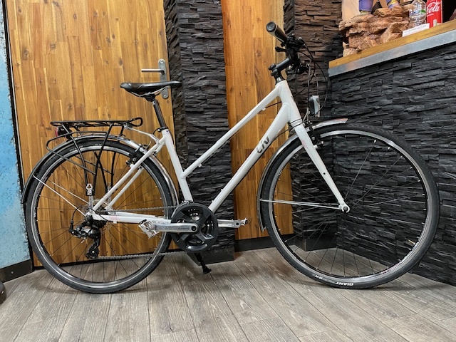 velo vtc giant liv aluminium blanc 28 pouces 21 vitesses taille de 1M55 a 1M75 prix 398 euro