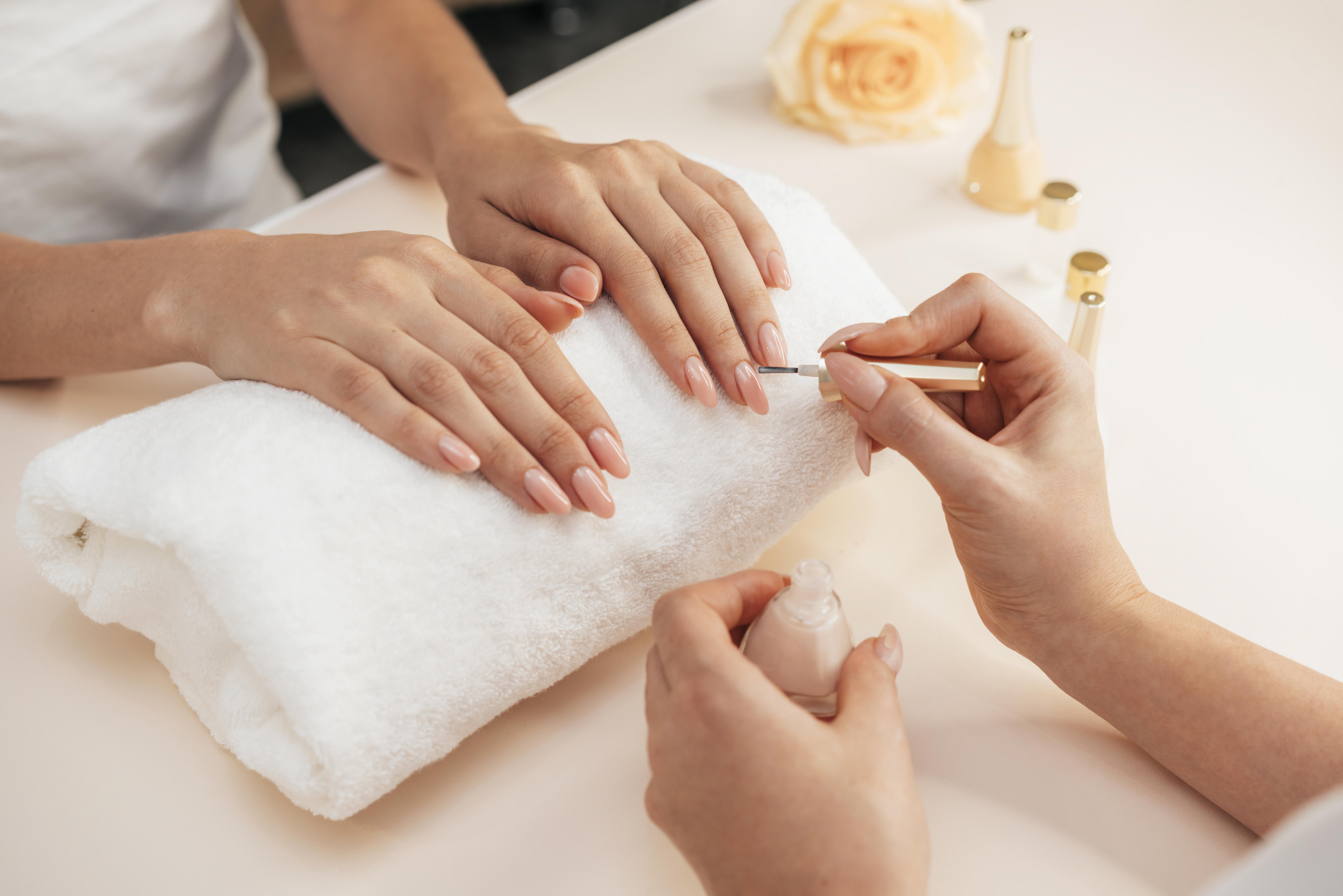 Healthy-beautiful-manicure-manicurist