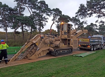Tesmec 985 : Efficacité compacte