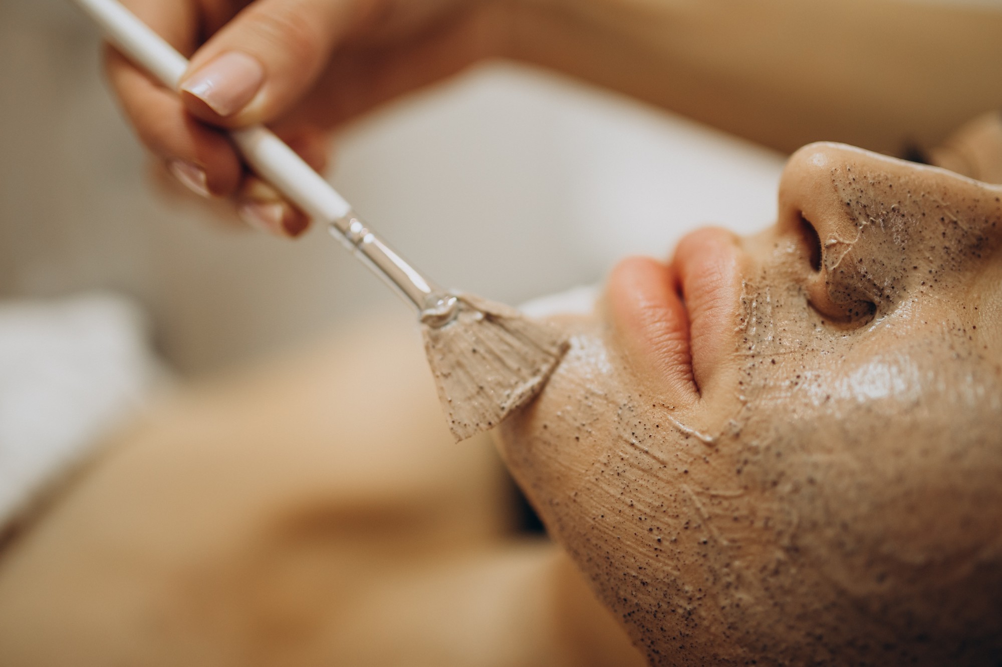 Woman-visiting-cosmetologist-making-rejuvenation-procedures
