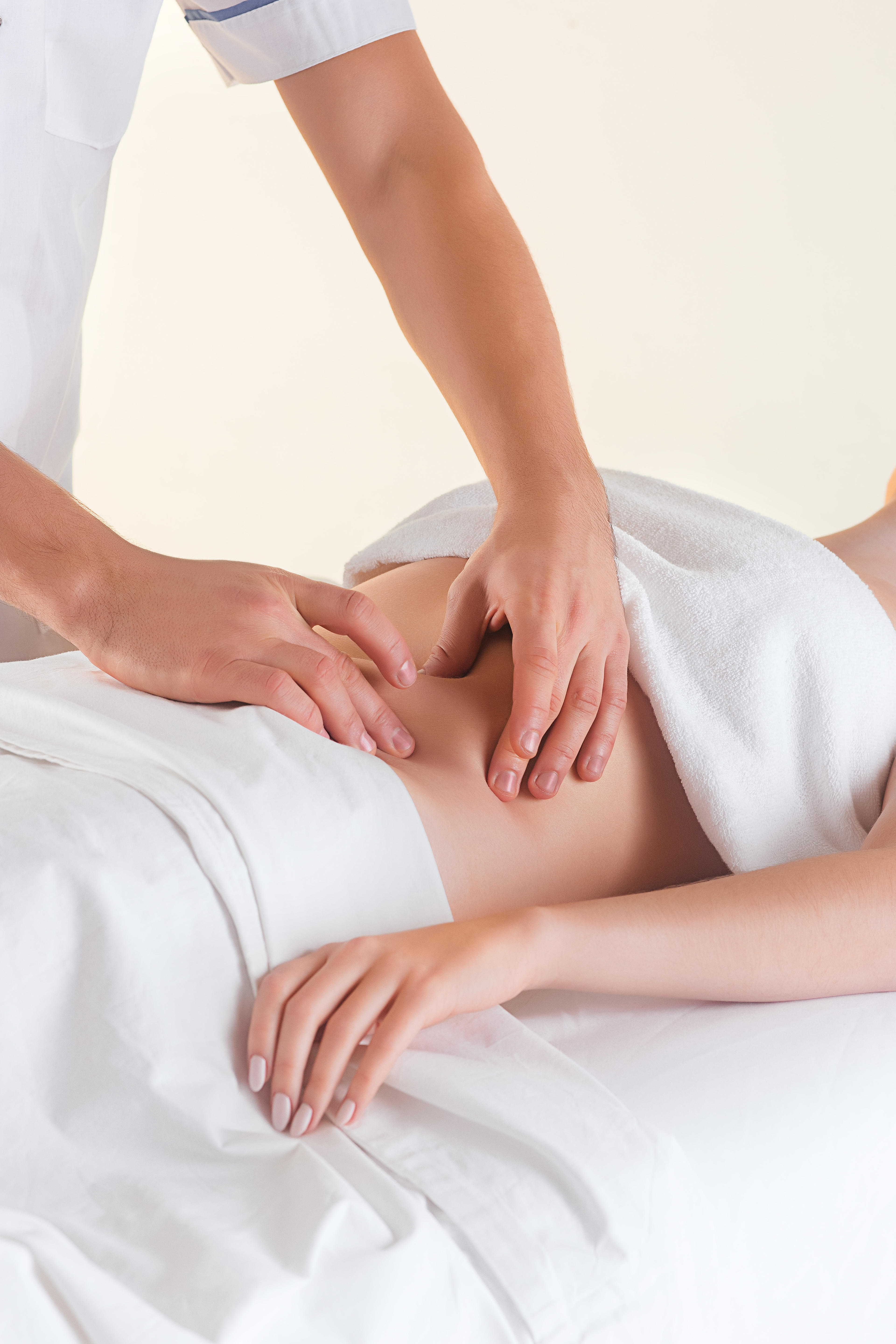 Picture-beautiful-woman-massage-salon