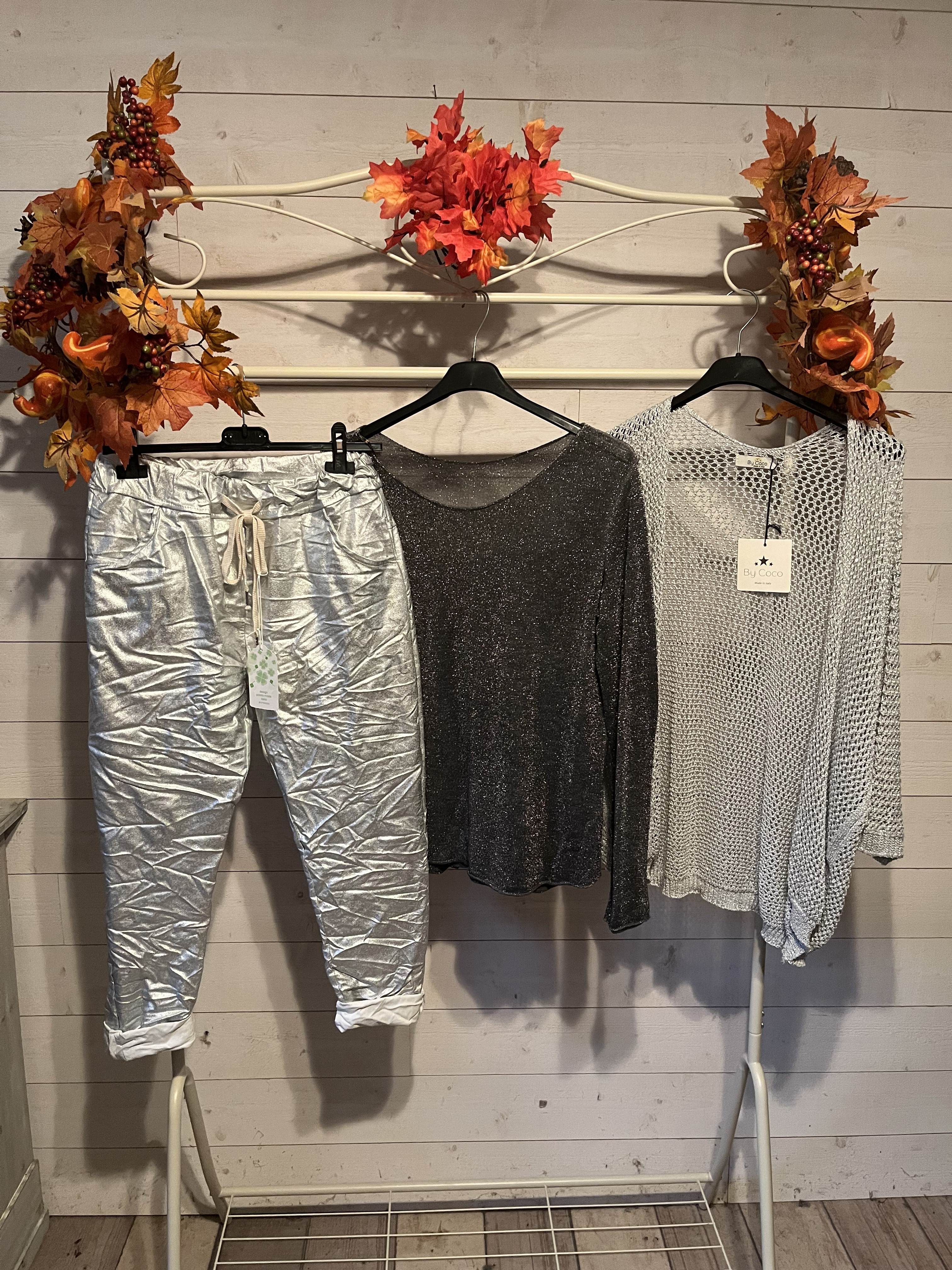 Pantalon argent 17.50 € pull lamé 15 € veste maille argent 15 €