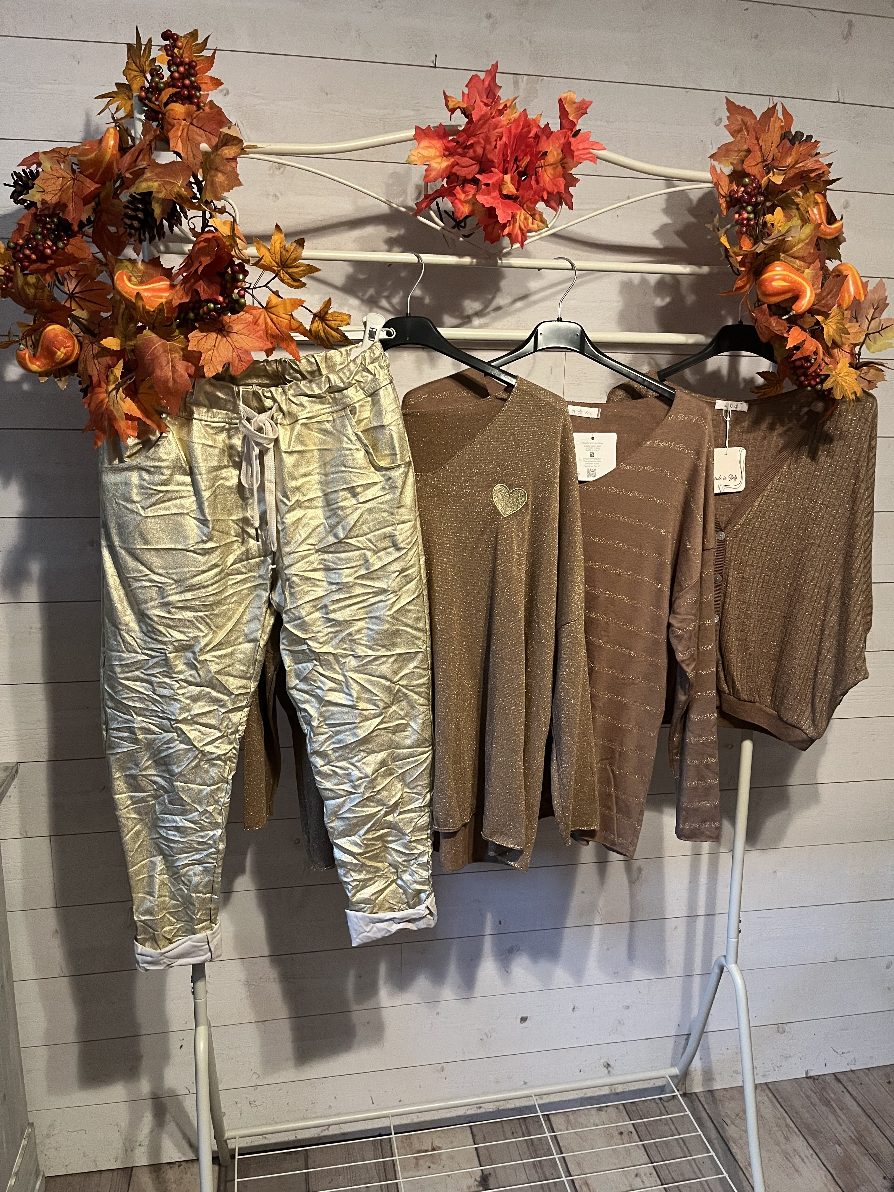 Pantalon doré 18 € pull coeur lamé 15 € pull rayé 12 € blouson lamé 25 €