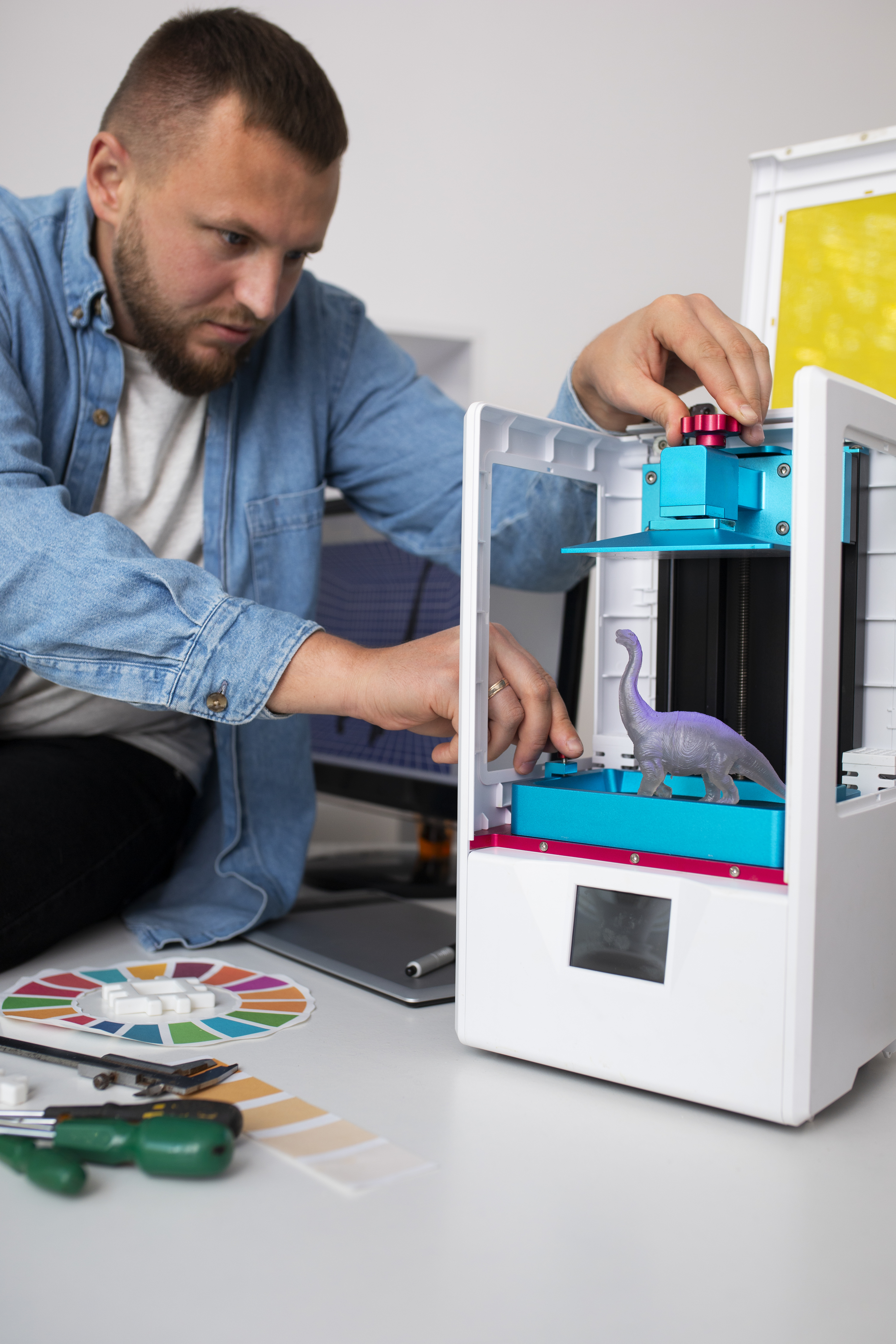 Lifestyle-designer-using-3d-printer-2-