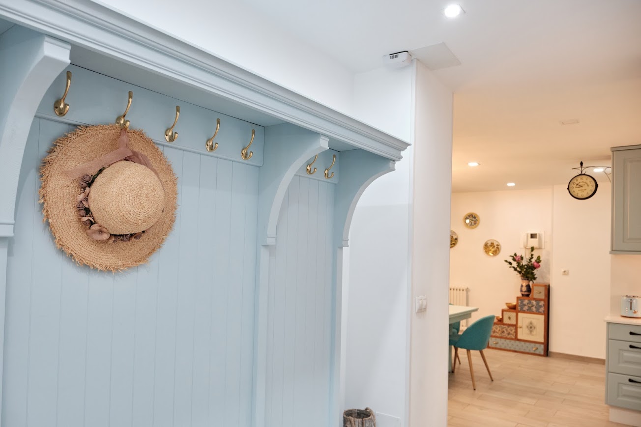 Decoración en amplio piso turístico en Santiago de Compostela vista detalle perchero cocina azul baby blue