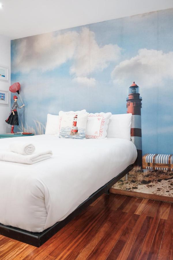 Amplio piso turístico en el centro de Santiago de Compostela, ideal para familias y grupos grandes. Cada habitación tiene una temática única, incluyendo una con cama suspendida y decoración marinera de faro. Perfecto para una estancia cómoda y memorable cerca de la Catedral