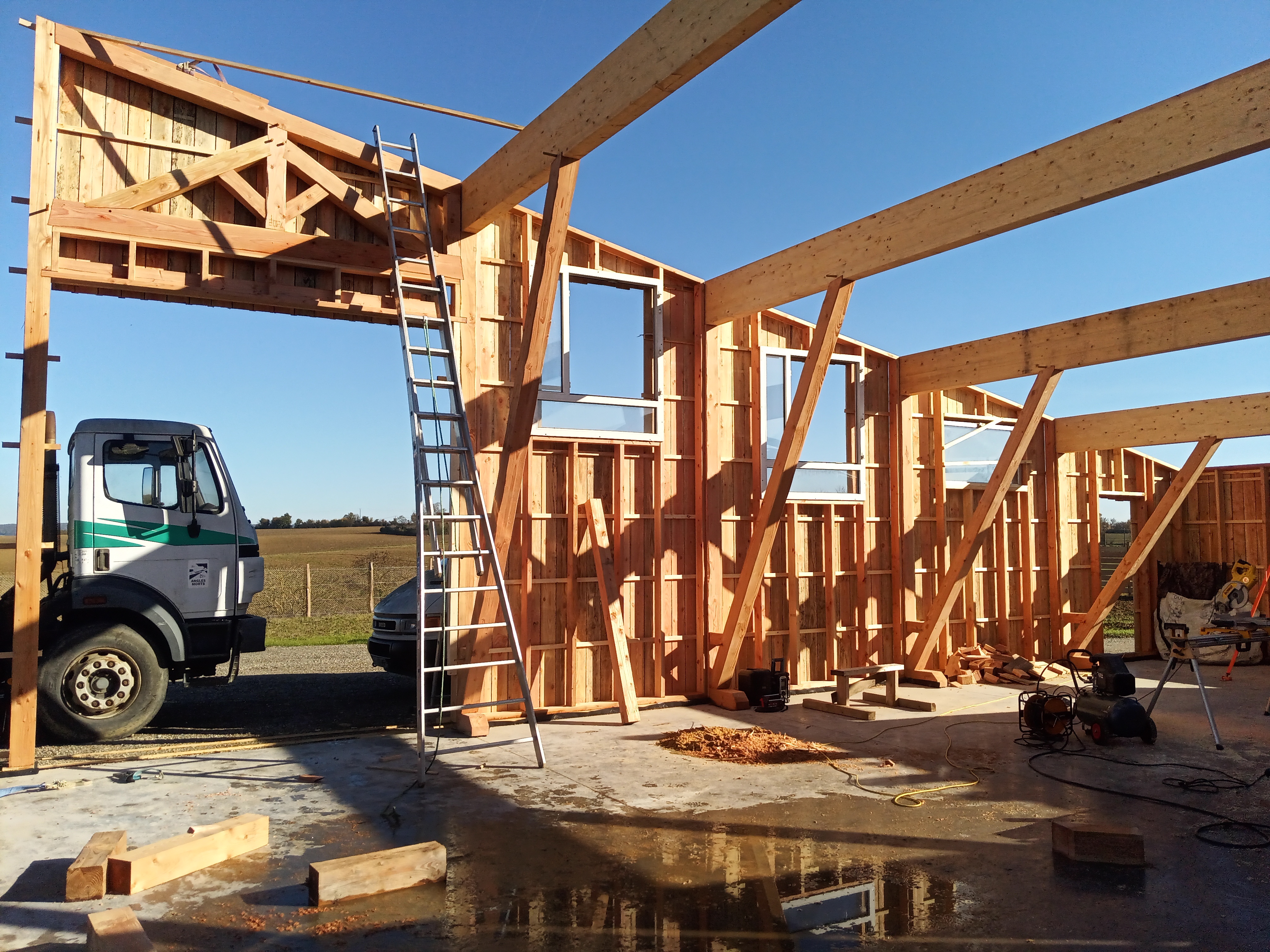 construction d'un hangar tout en bois