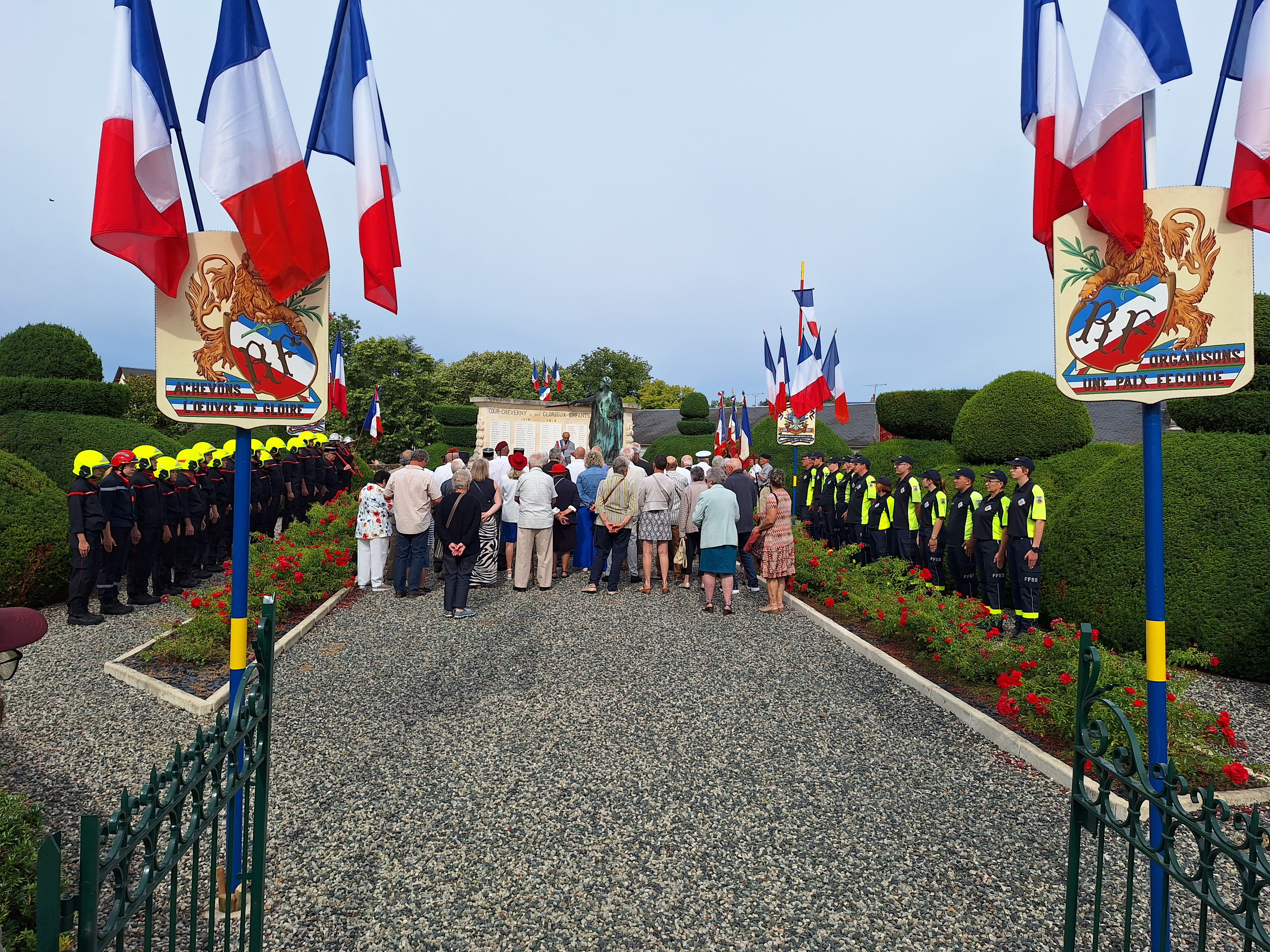 Prise d armes monument aux morts cour cheverny
