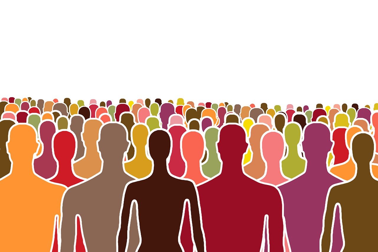 Foule-assemble-e