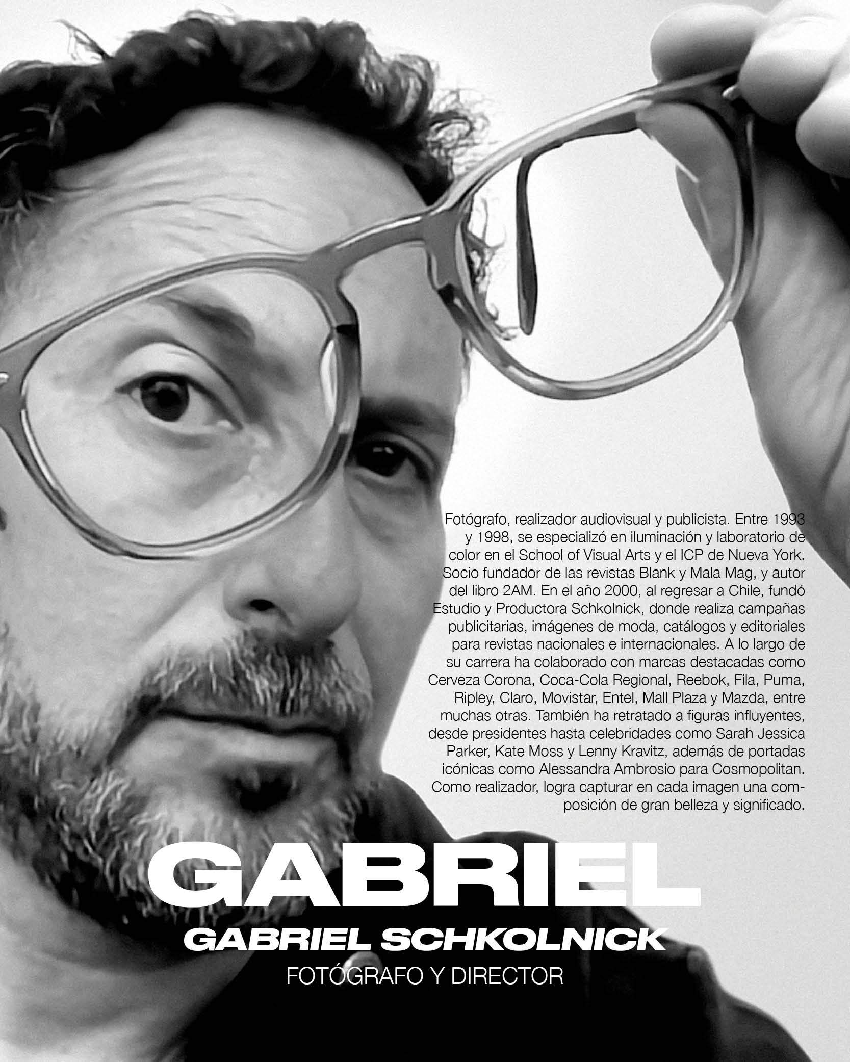Retrato de Gabriel Schkolnick sosteniendo unos lentes.