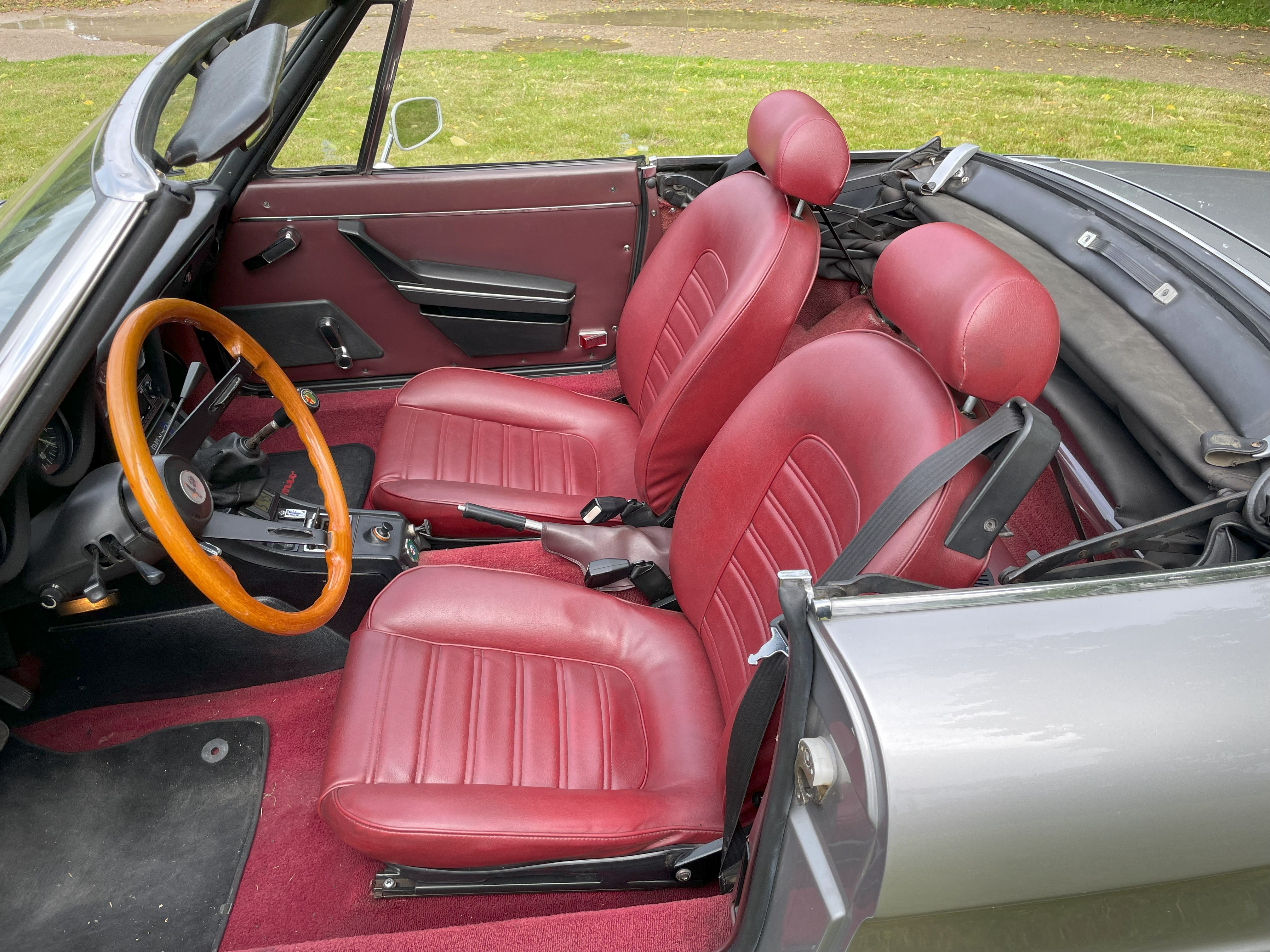 Alfa-Romeo-Spider-interieur