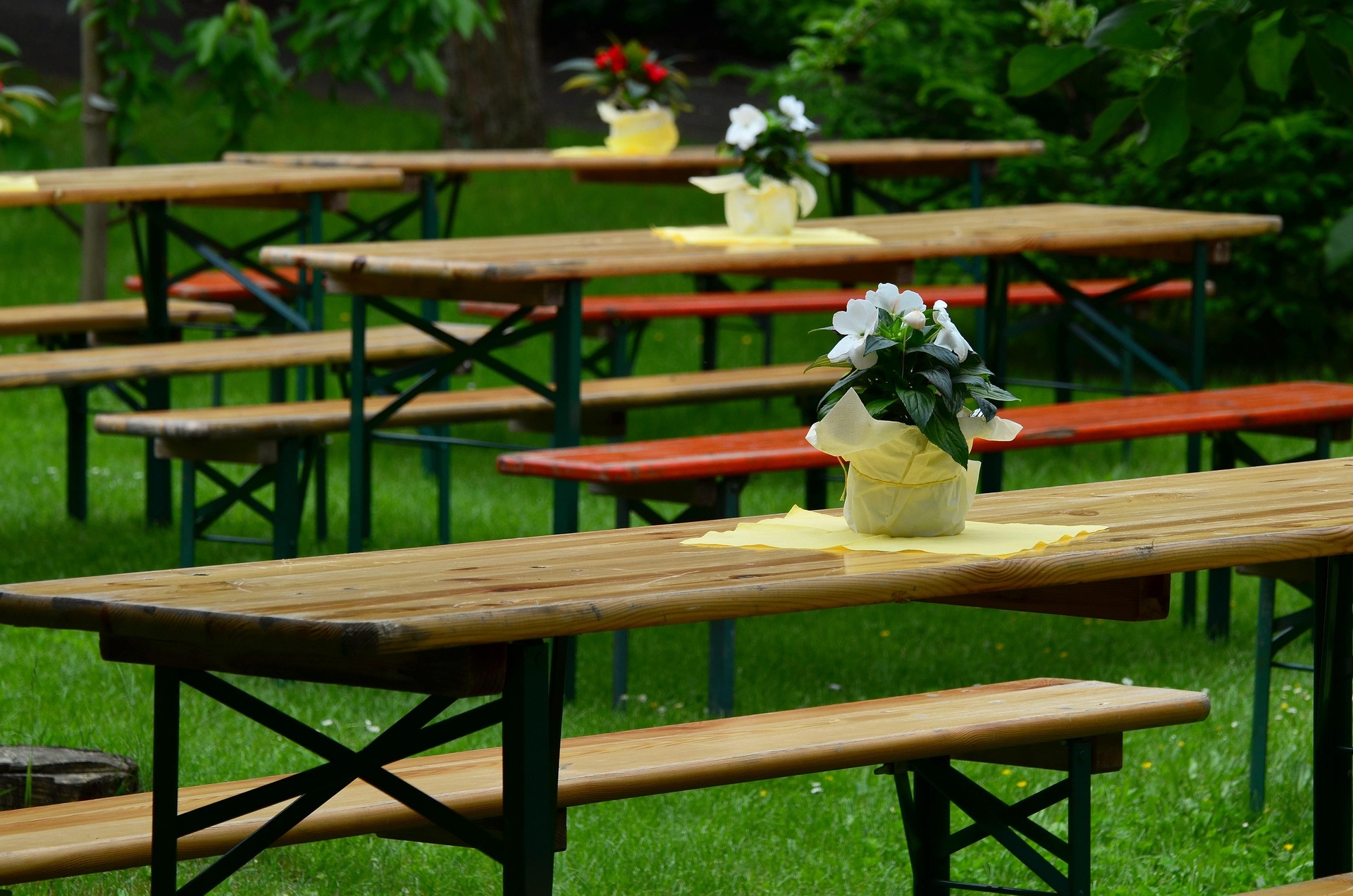 Beer-tent-set-1436147 1920