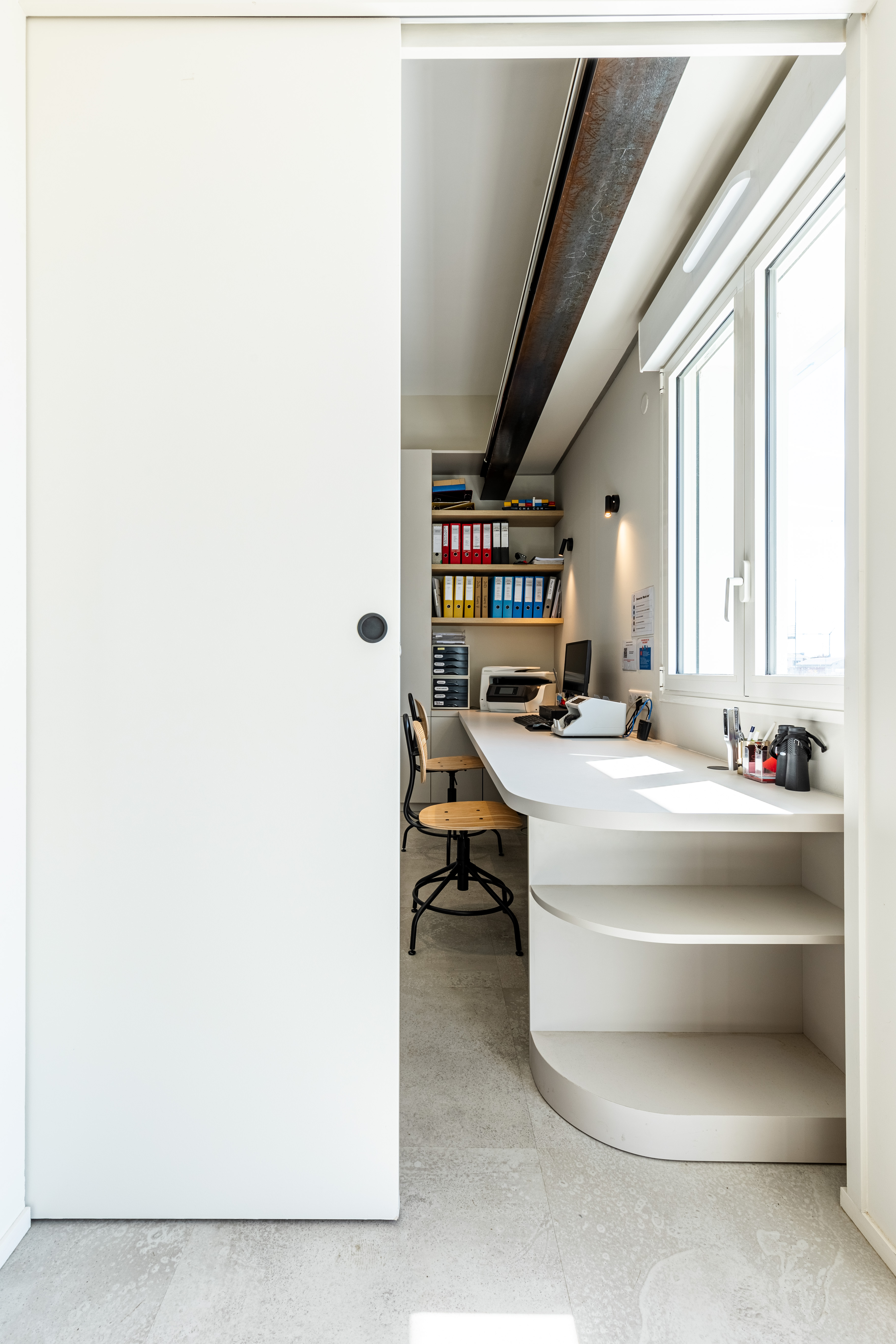 bureau avec porte à galandage sous fenêtre