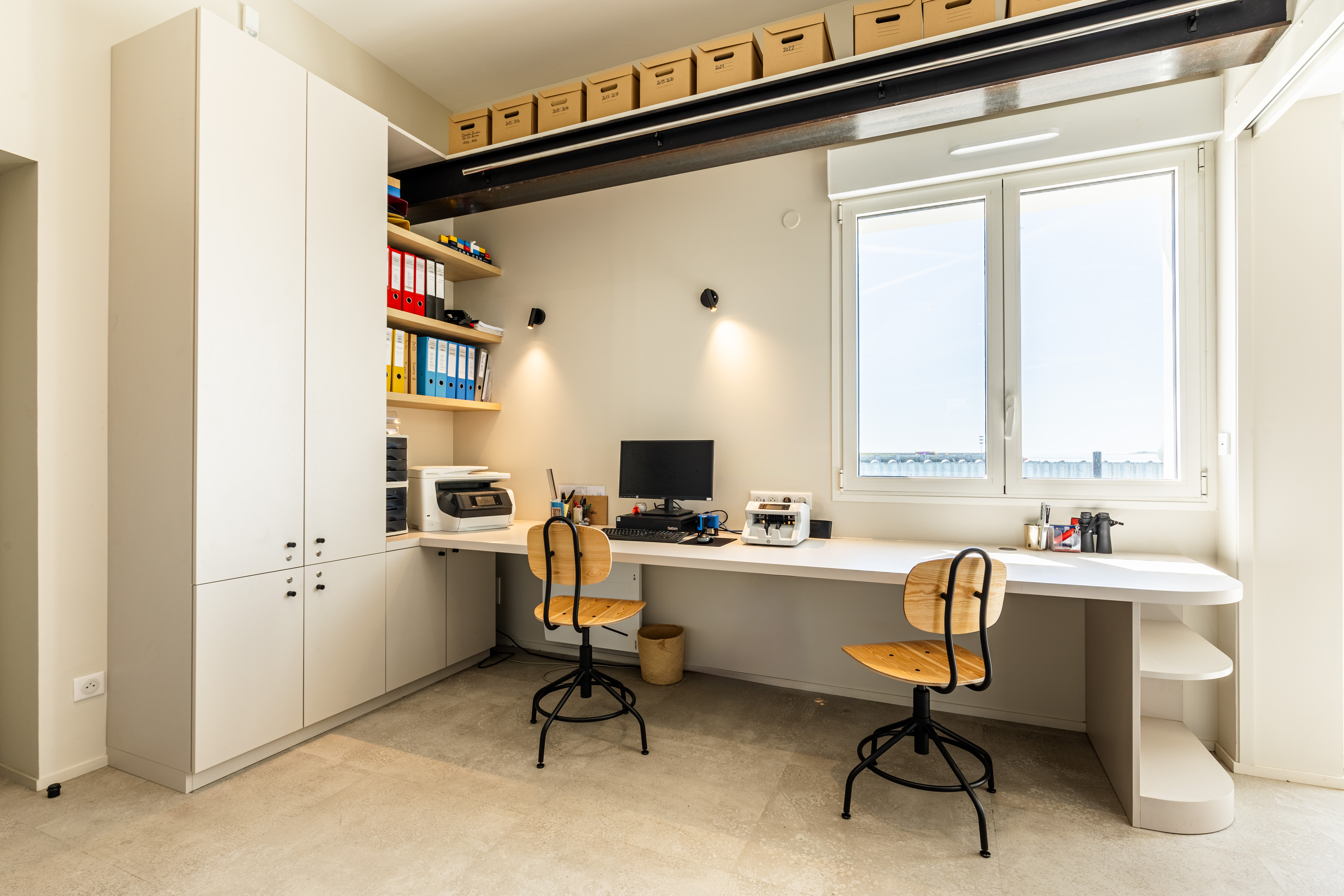 bureau style épuré avec chaises vintage