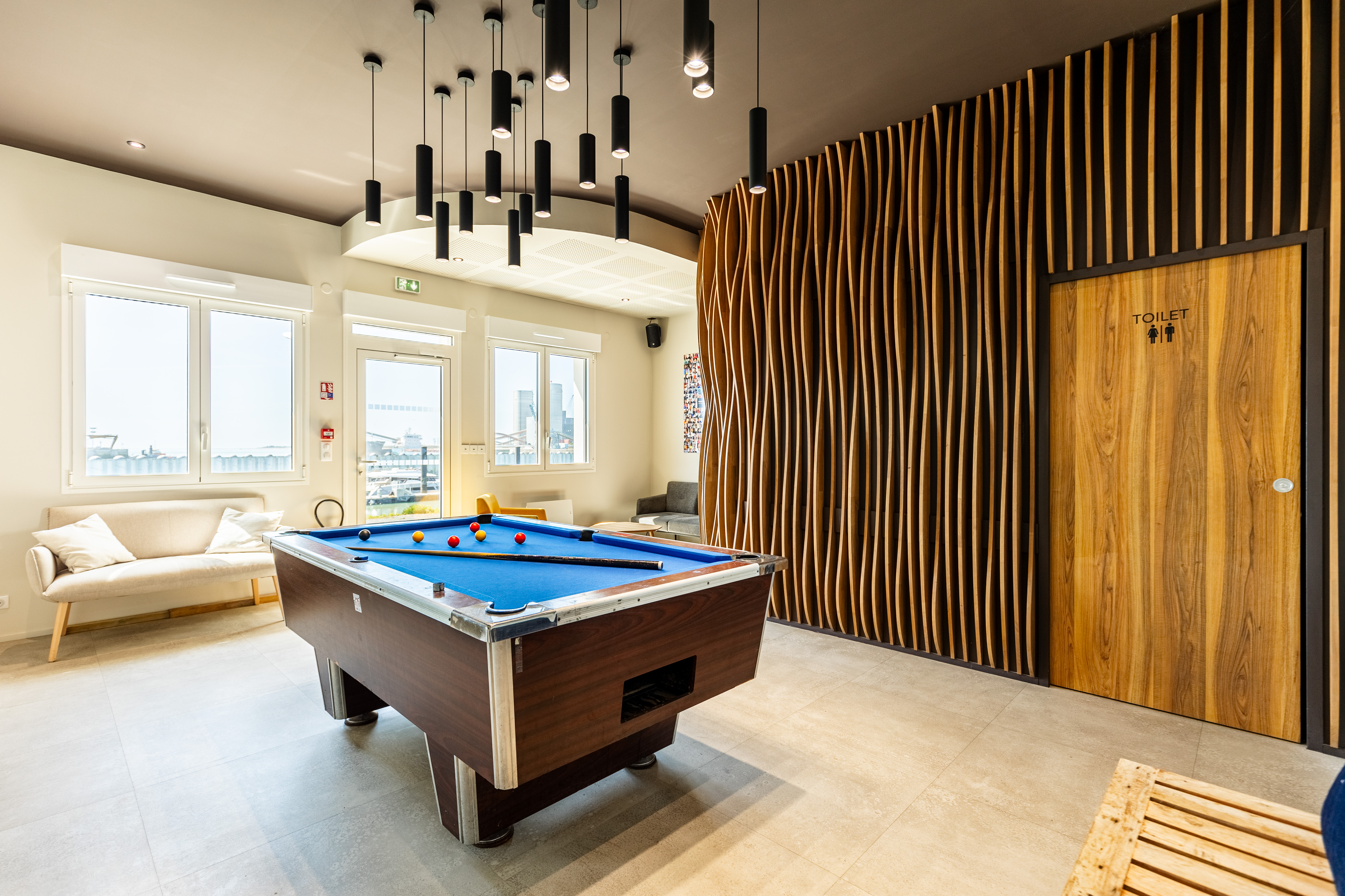 salle de billard avec mur en bois