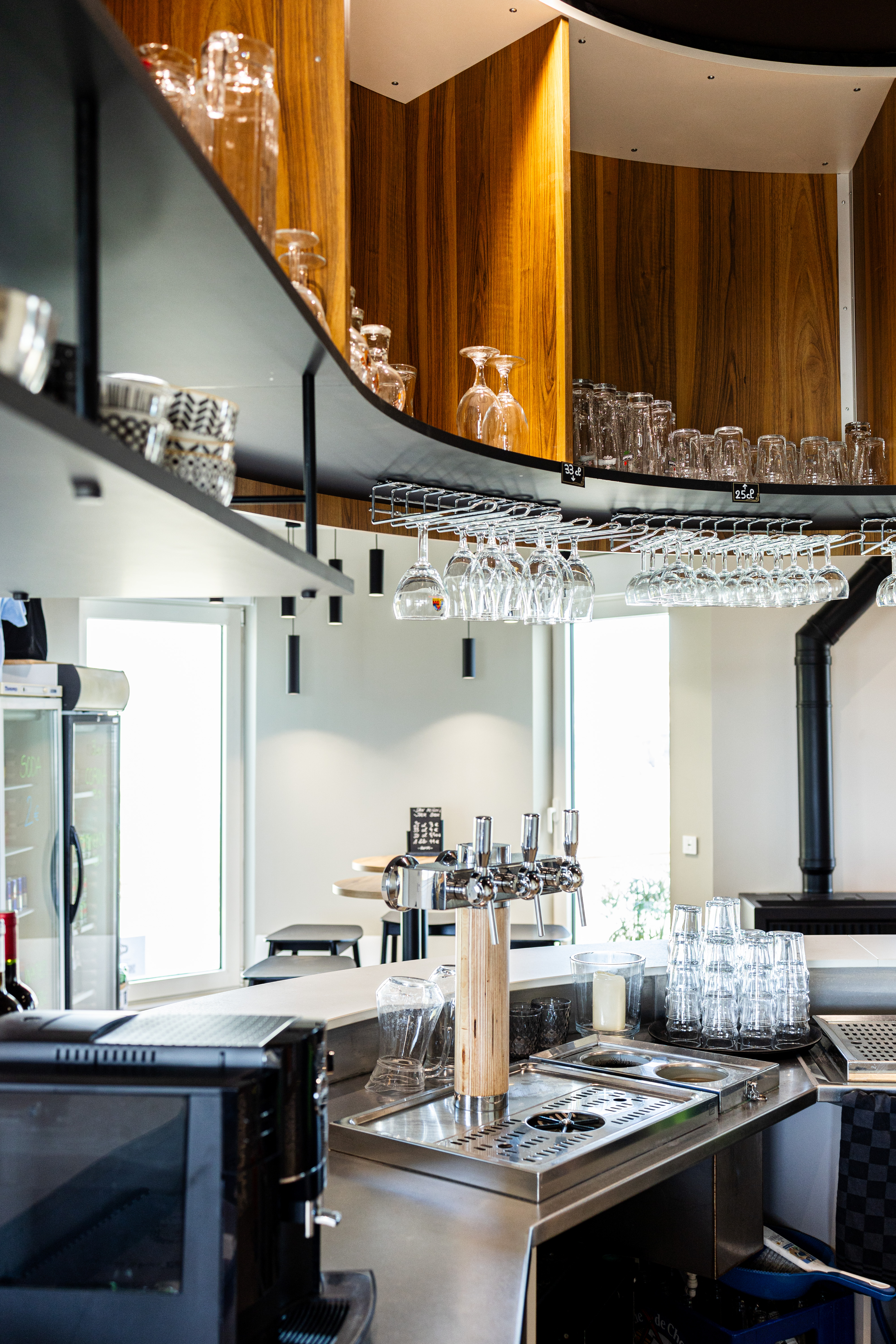 vue d'un bar design avec tireuse bois