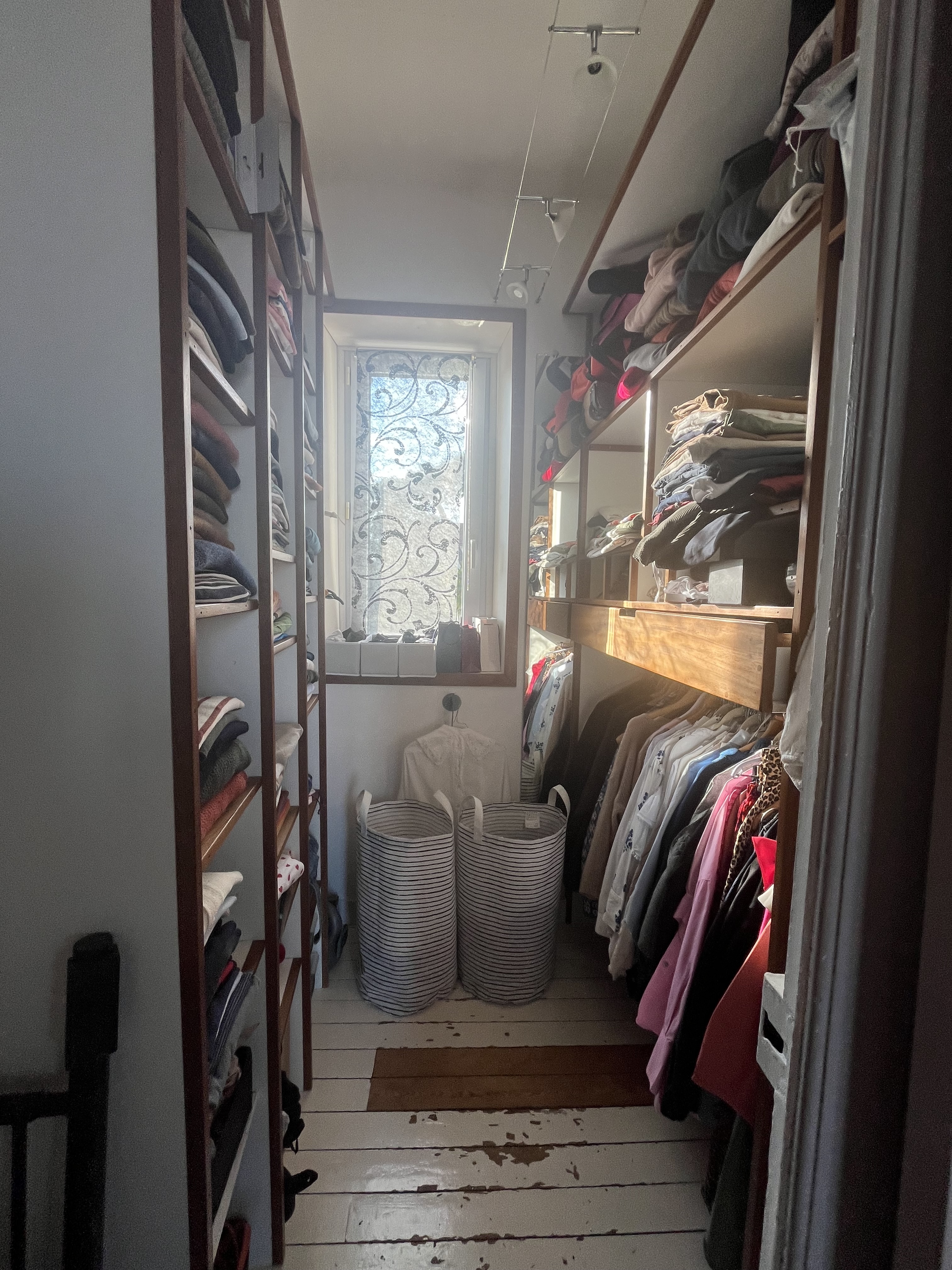 un dressing à rénover dans une maison de ville à Rochefort
