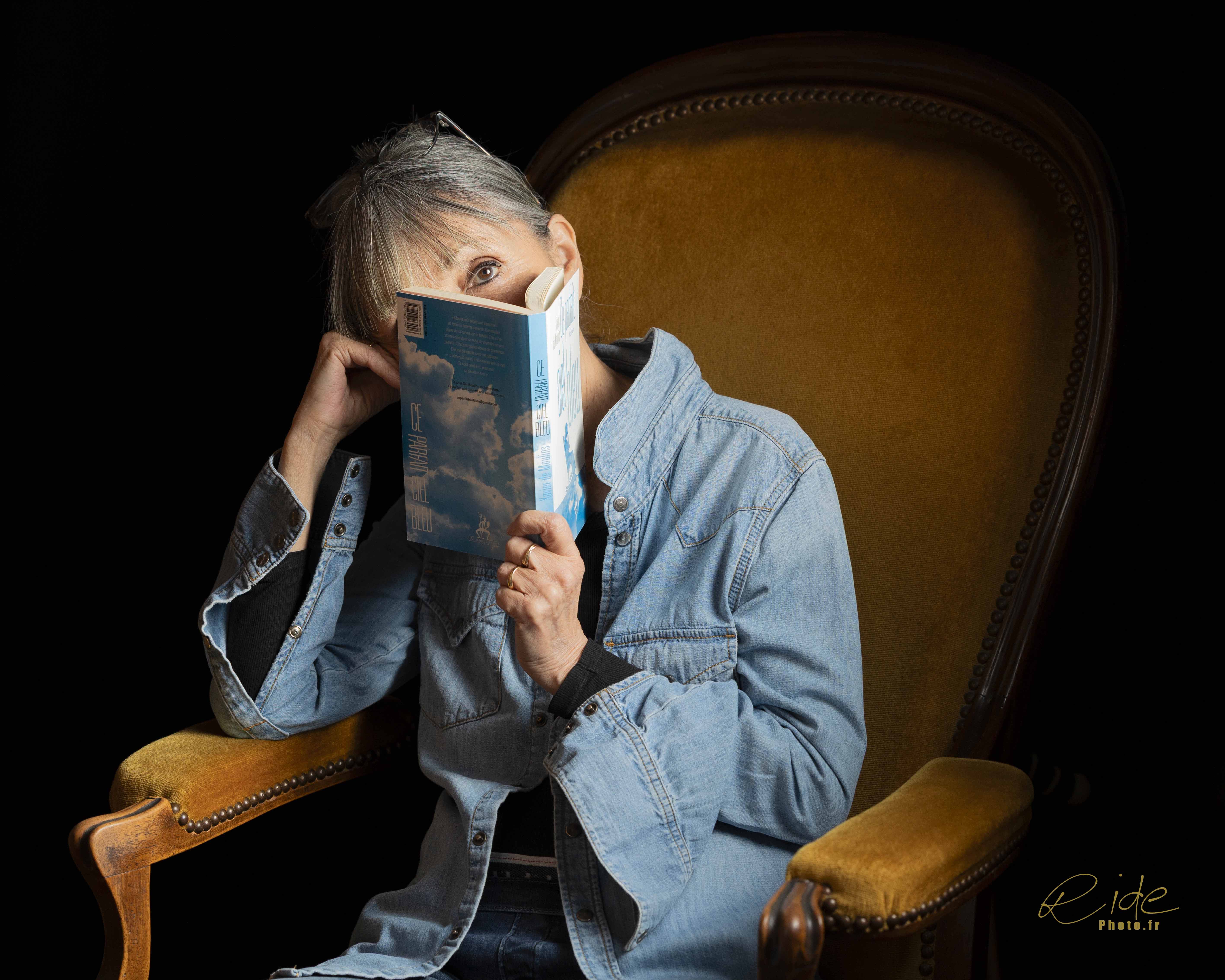 Simone jeans oeil au dessus du livre rembrandt le 17 02 25 fond noir tampon oreille cc promo mail