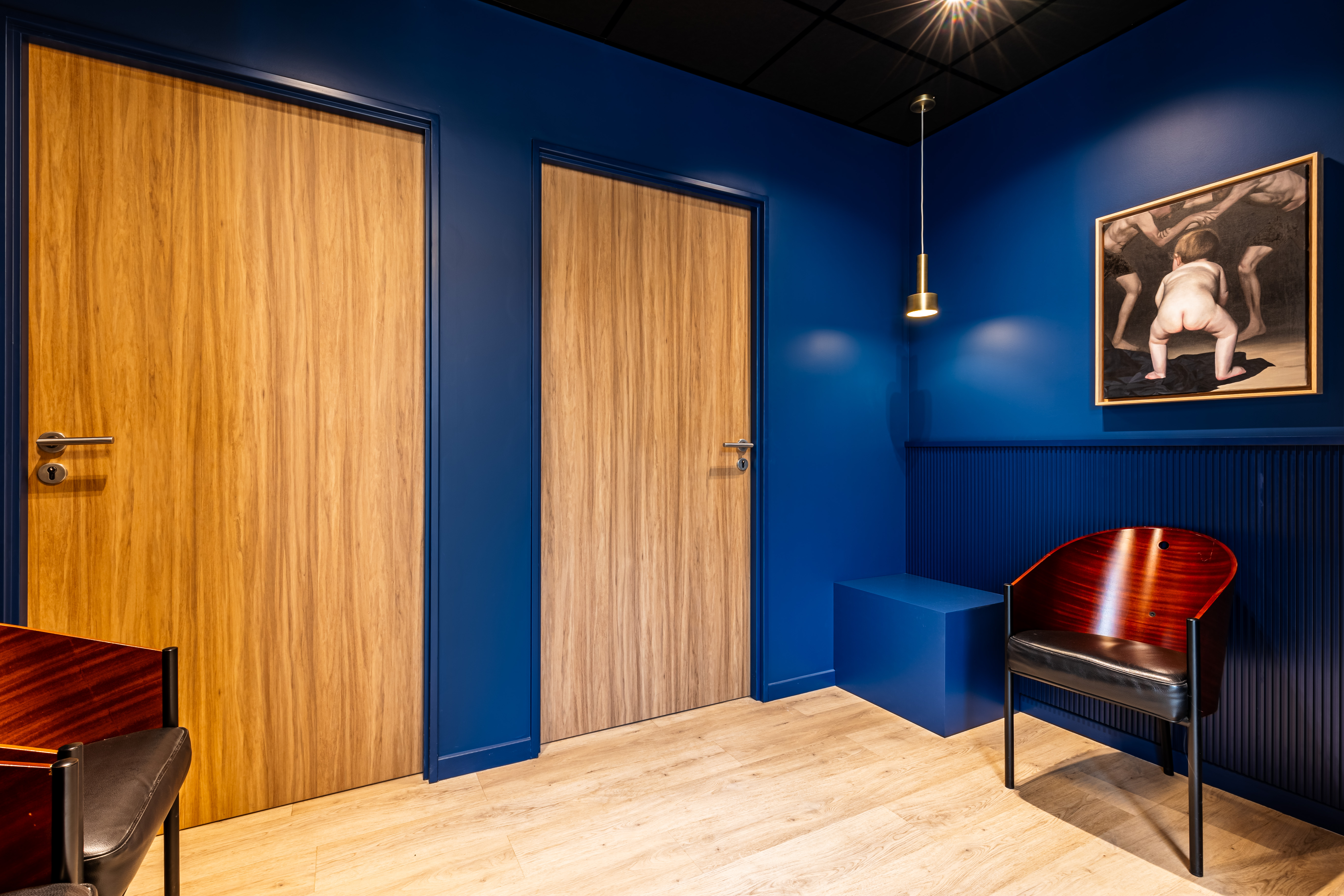 salle d'attente peinte en bleu roi décorée par une architecte d'intérieur
