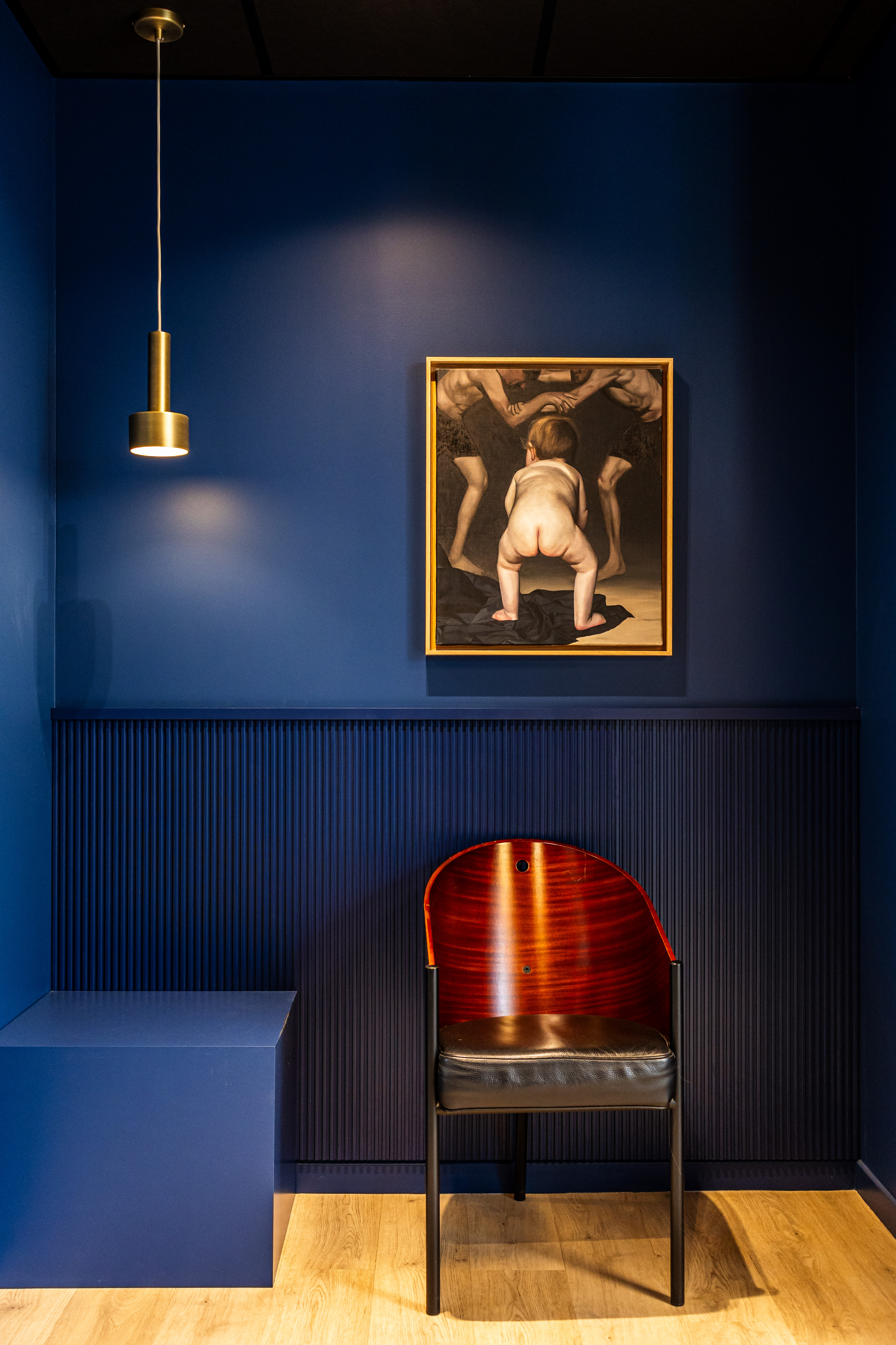 peinture bleu roi dans un couloir avec lampe laiton