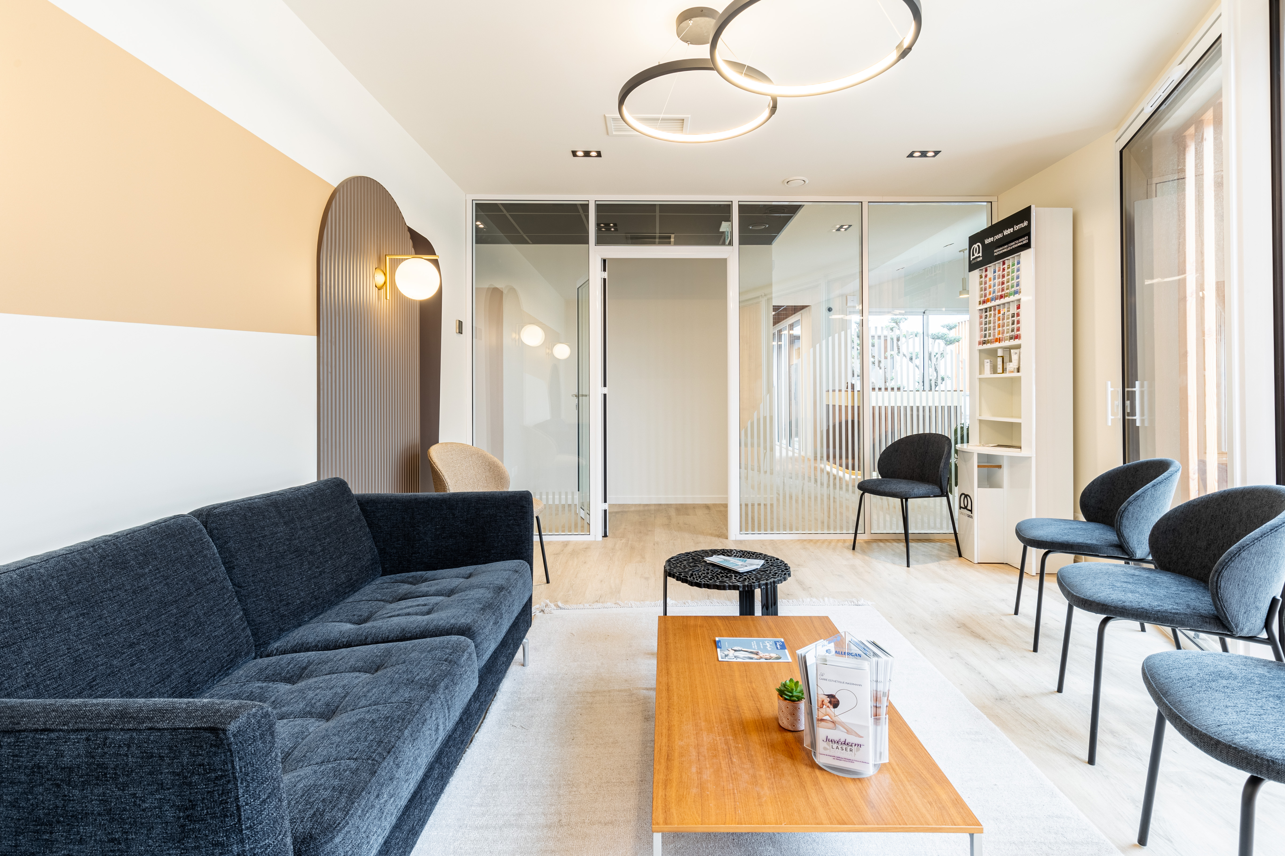 salle d'attente avec vitre sur mesure
