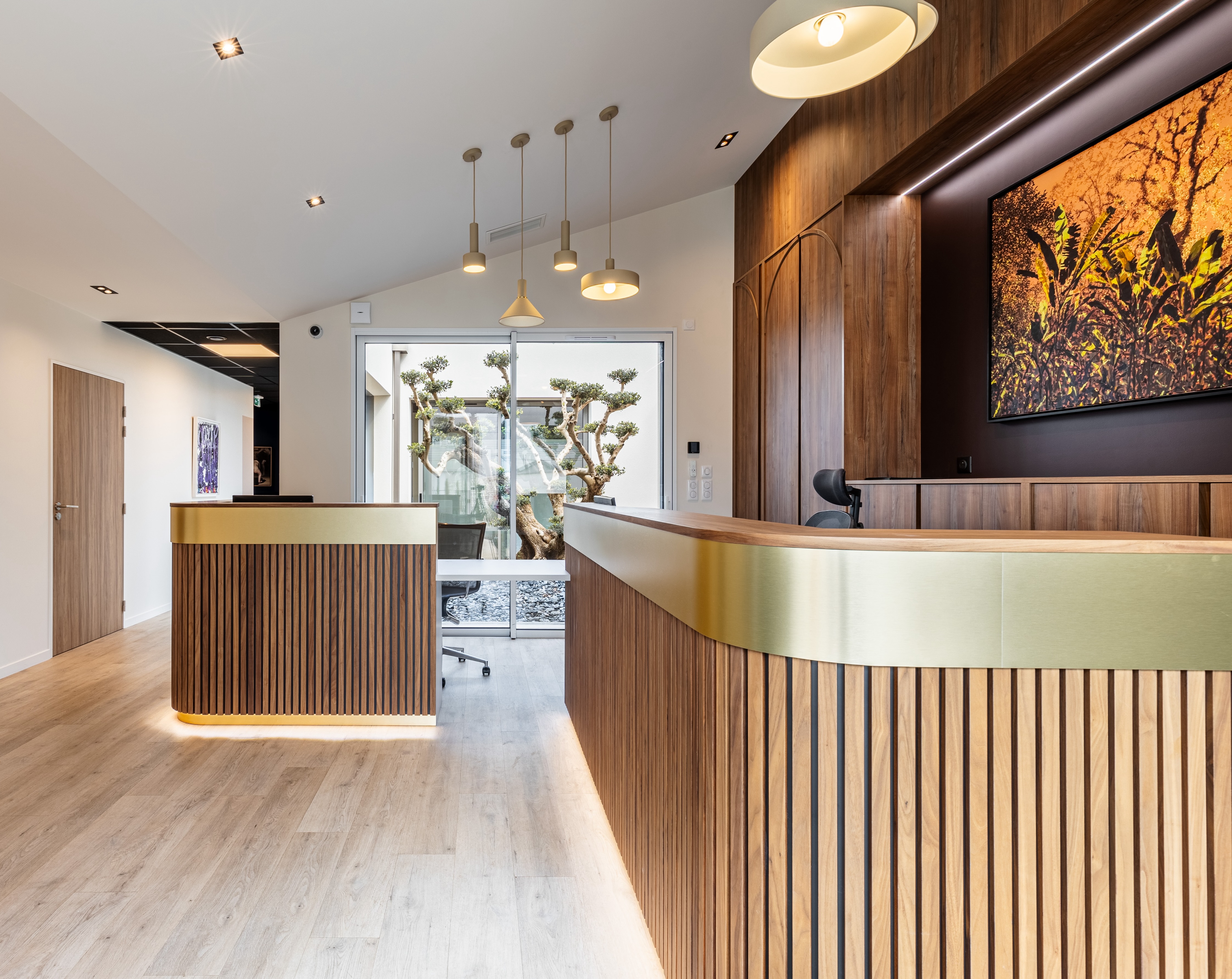 bureau en bois et laiton brossé avec rangements sur mesure