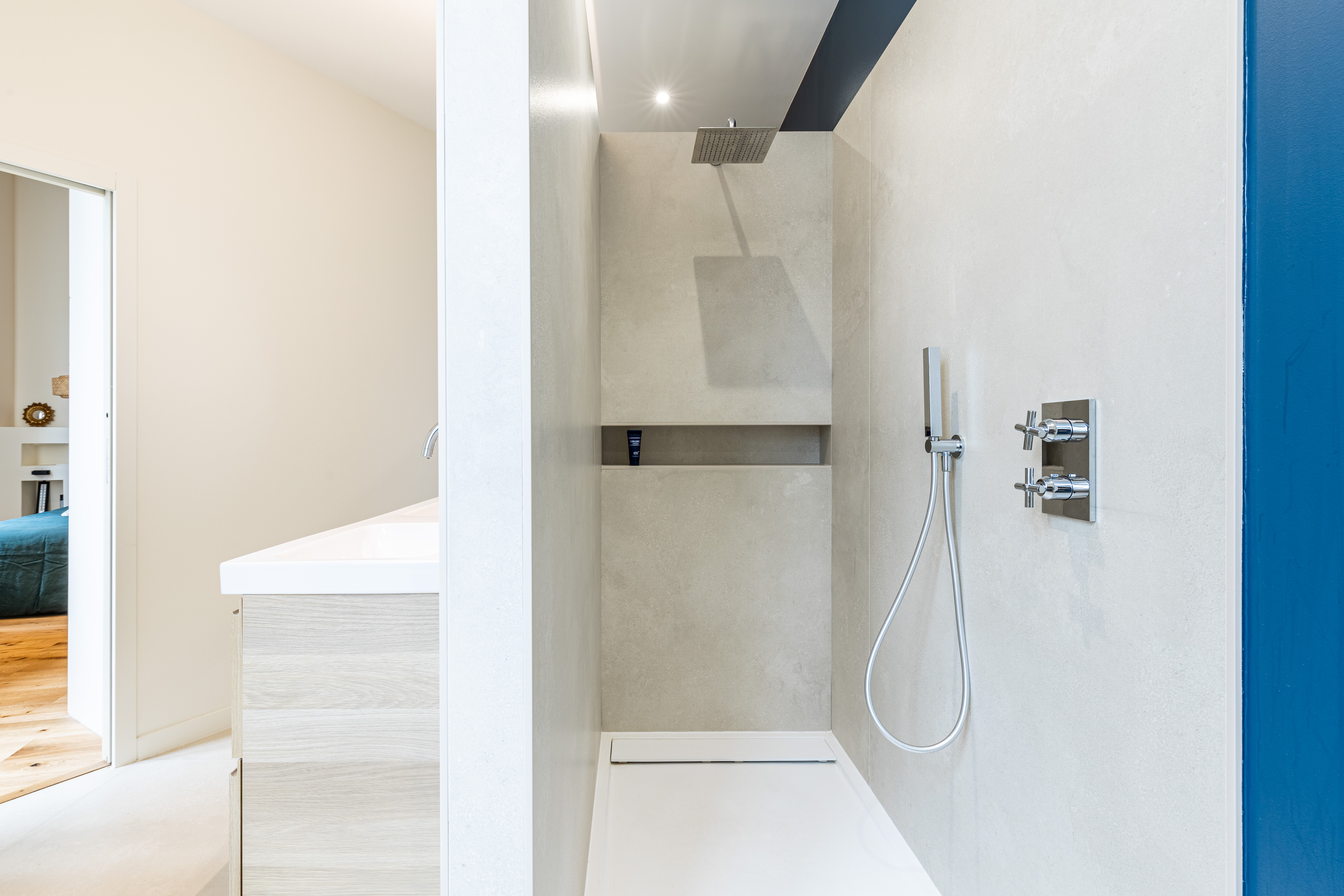 douche moderne avec niche intégrée 