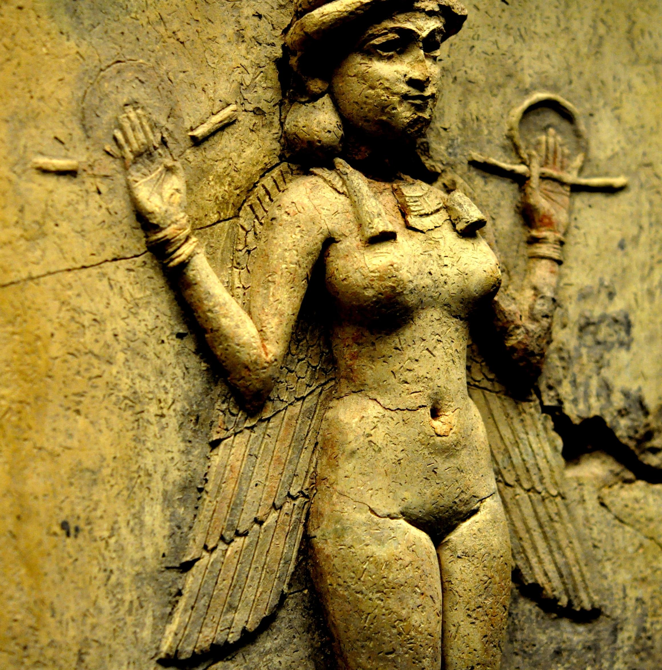 Découvrez une énergie mystérieuse en relation avec la déesse Inanna de Sumer. Plongez dans la quête de son essence et explorez sa connexion unique.
Bas-relief de la Grande déesse Inanna en majesté de Sumer