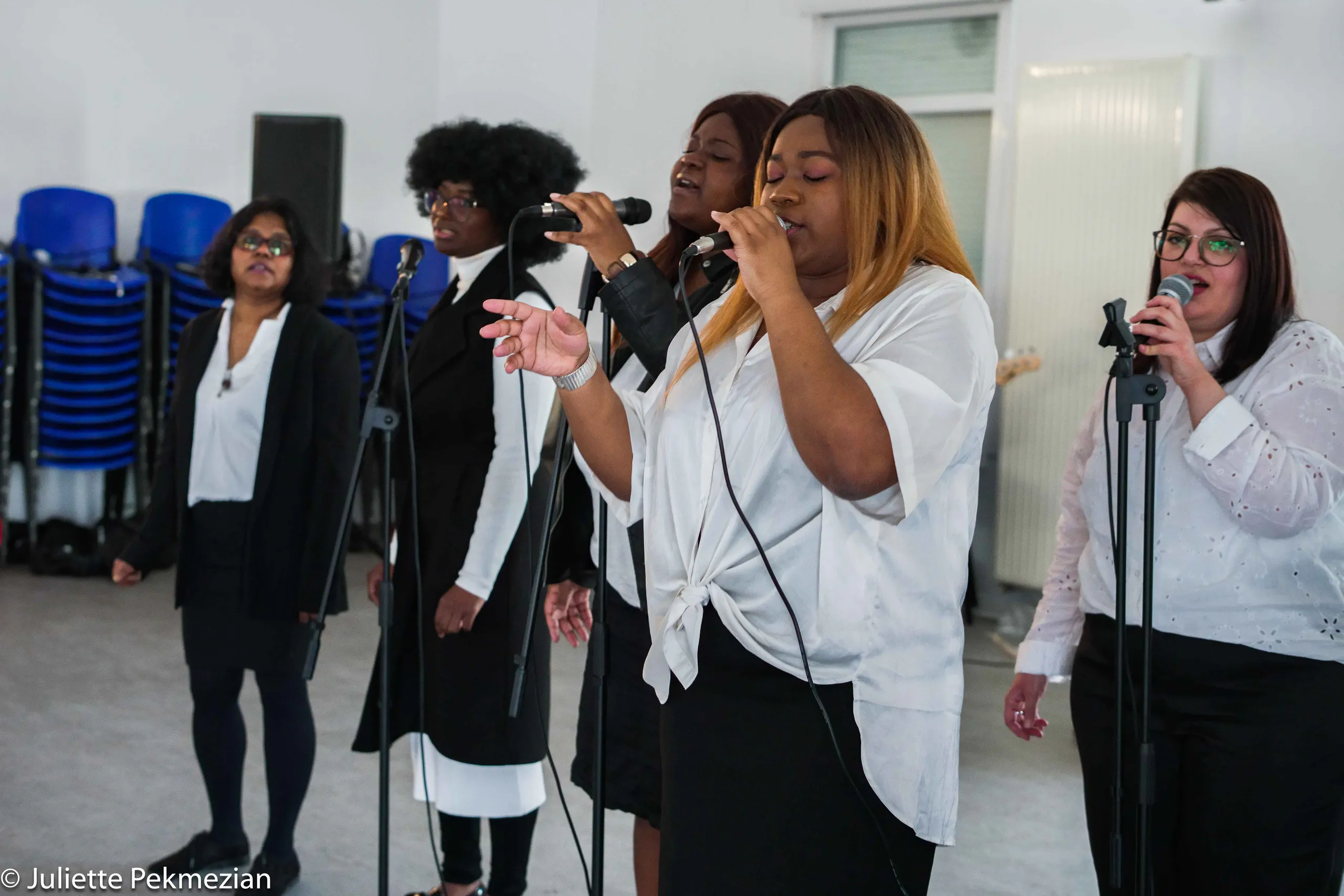 Membres de Give Your Heart sur scène