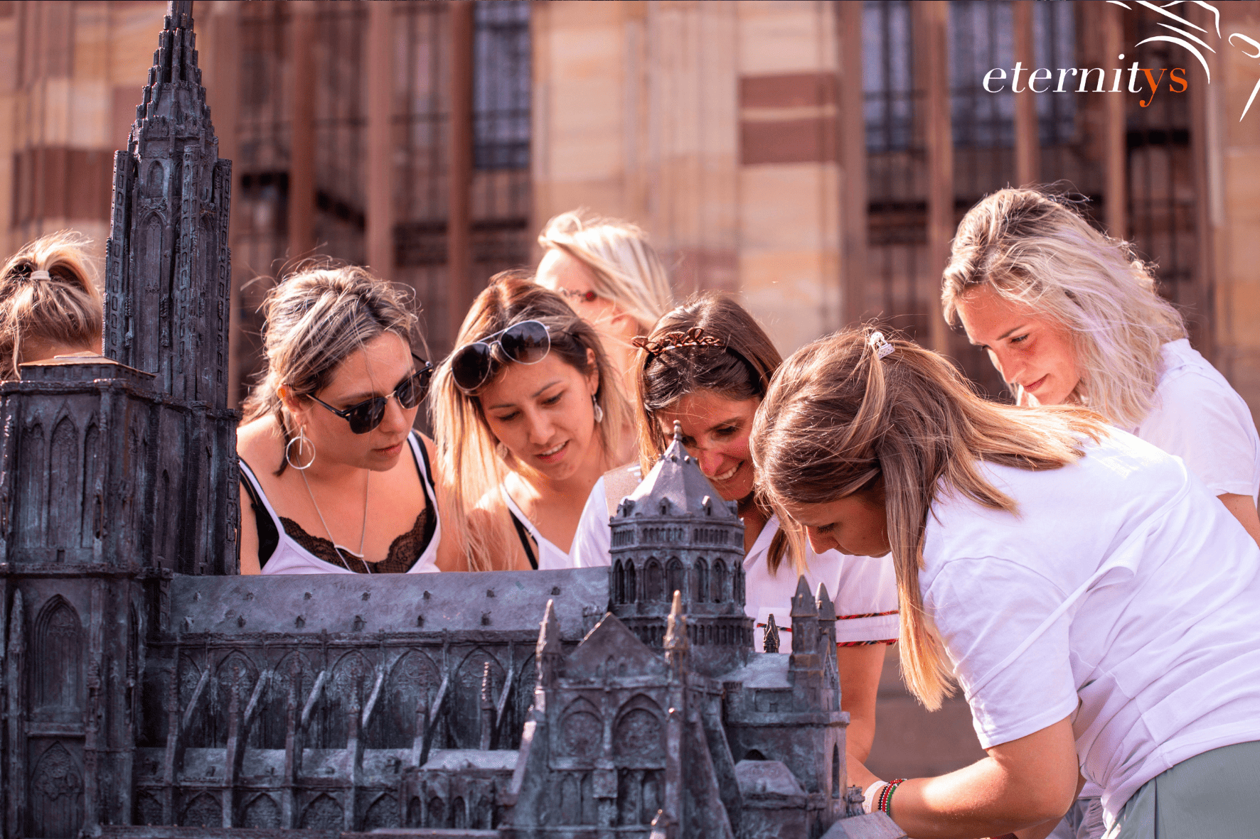 Jeu d'enquête pour un anniversaire en ville, à la cathédrale de Strasbourg.