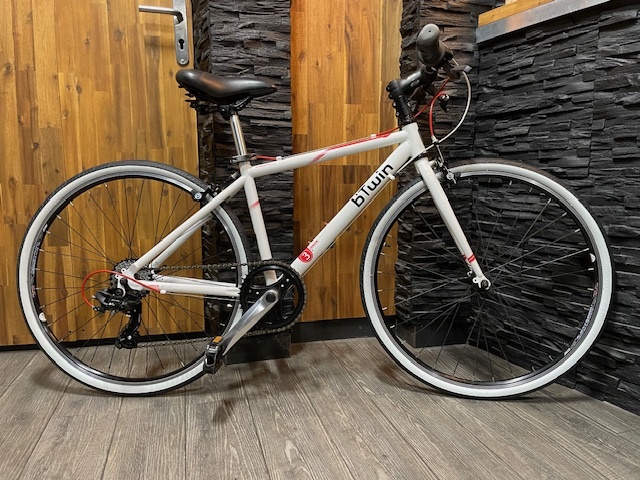 velo fitness junior ou petite taille btwin acier blanc et rouge roue 600 6 vitesses mono plateau belle restauration taille junior a essayer prix 180 euro