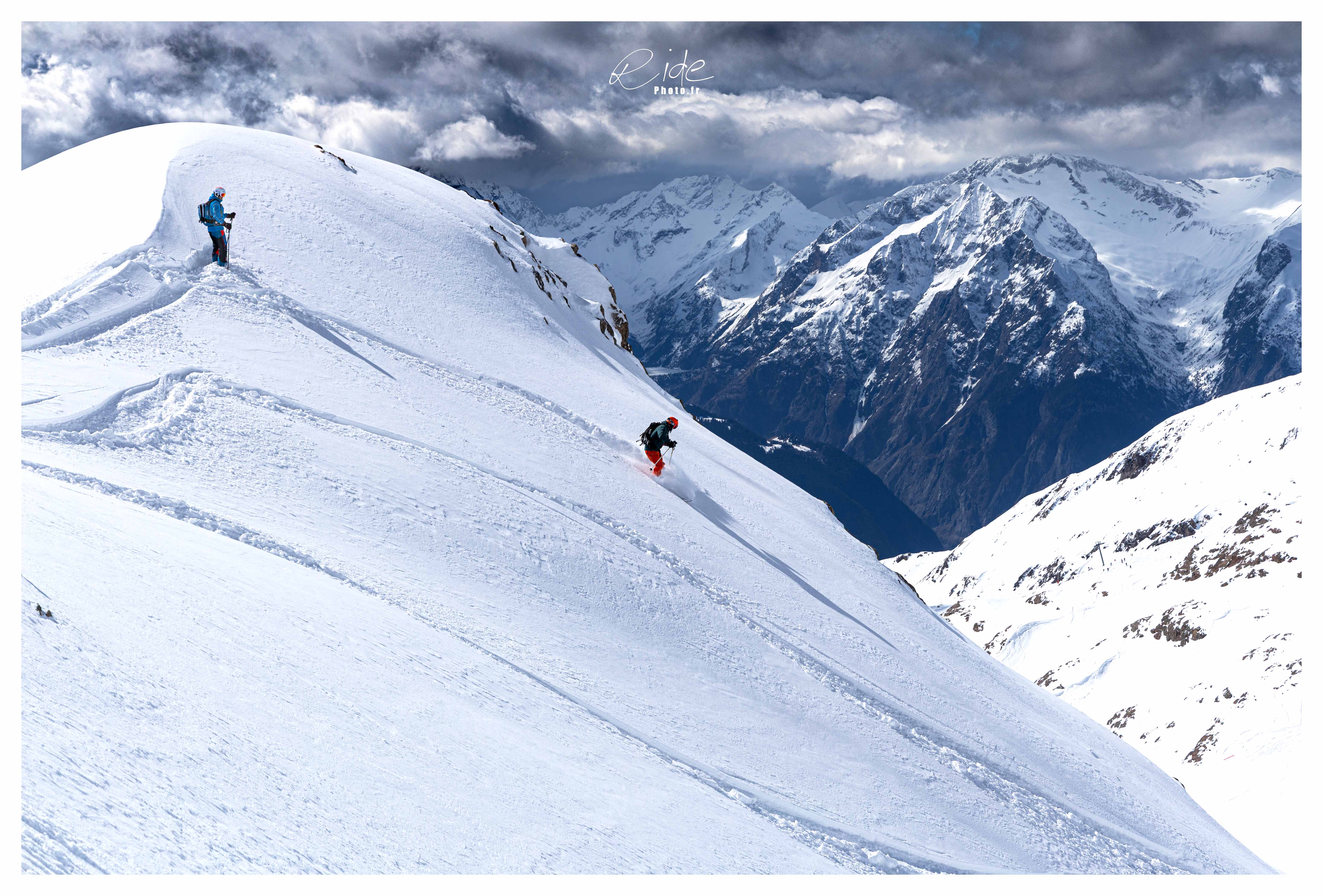20250322 2 skieurs depart virage piste refuge caf jipi3331 ciel niveaux cr cb cc