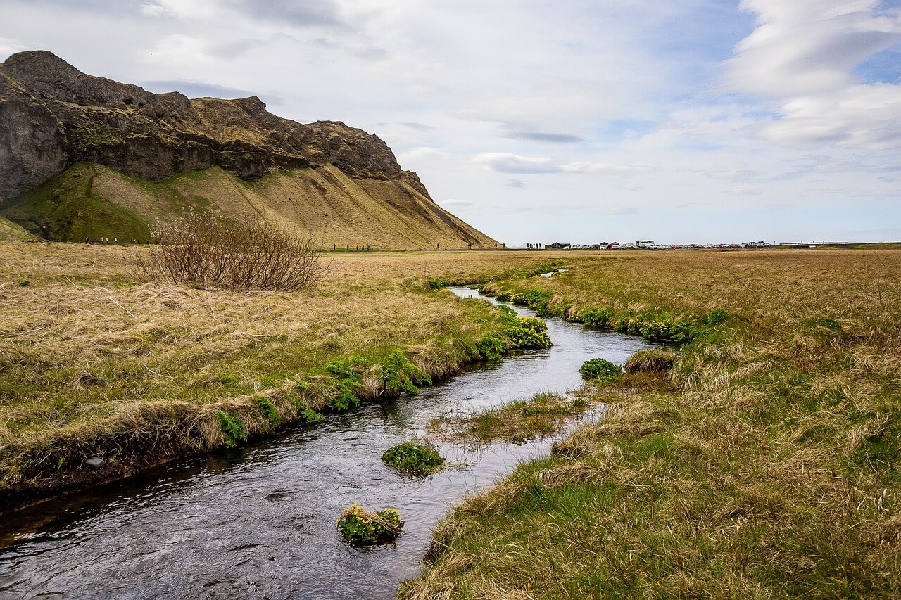 La géobiologie pour le terrain :
Détection de certains rayonnements telluriques avant la construction, pour identifier les meilleurs lieux de vie de sa future habitation.