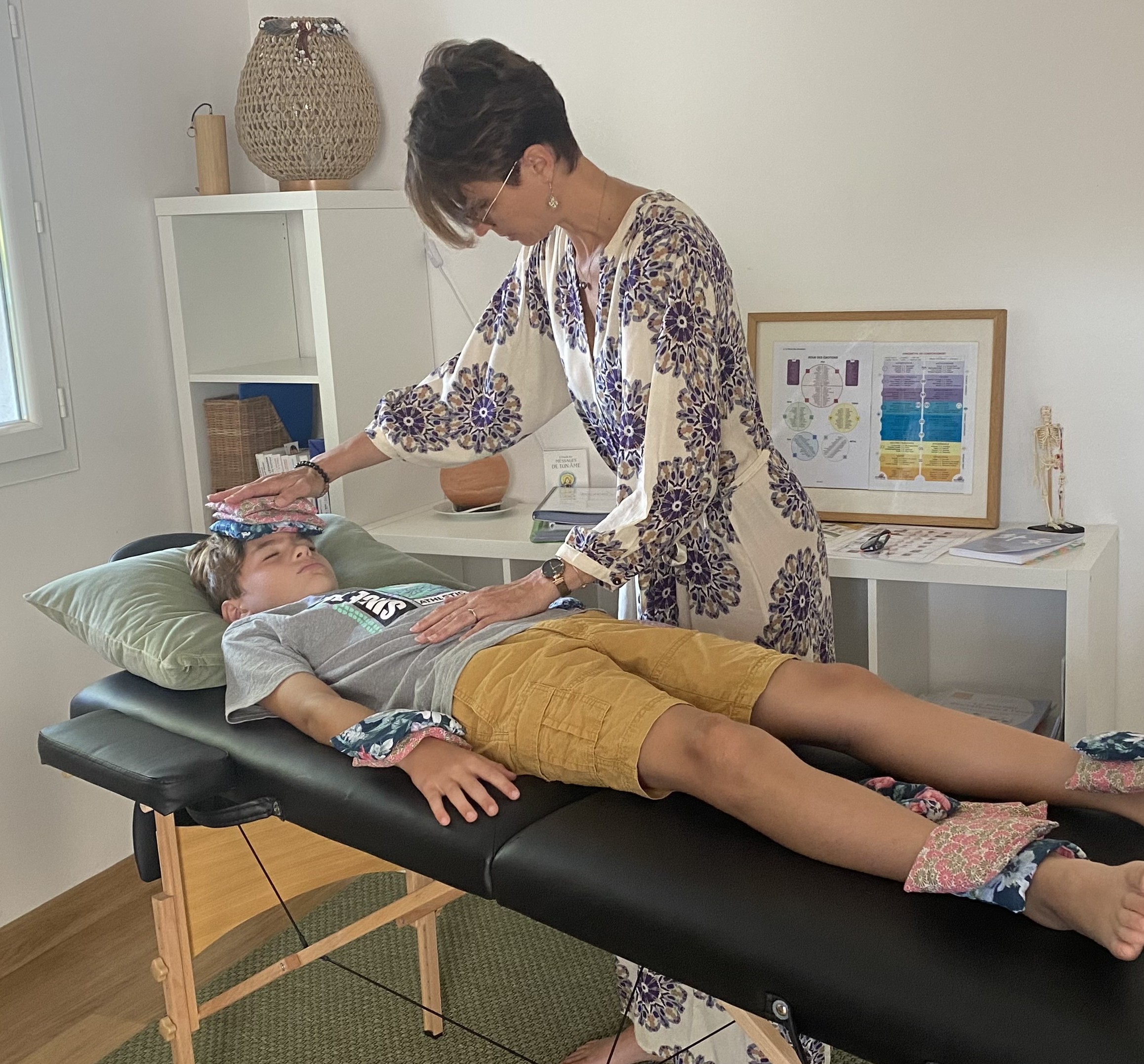 Séance de kinésiologie pour enfant avec travail sur réflexes archaïques.