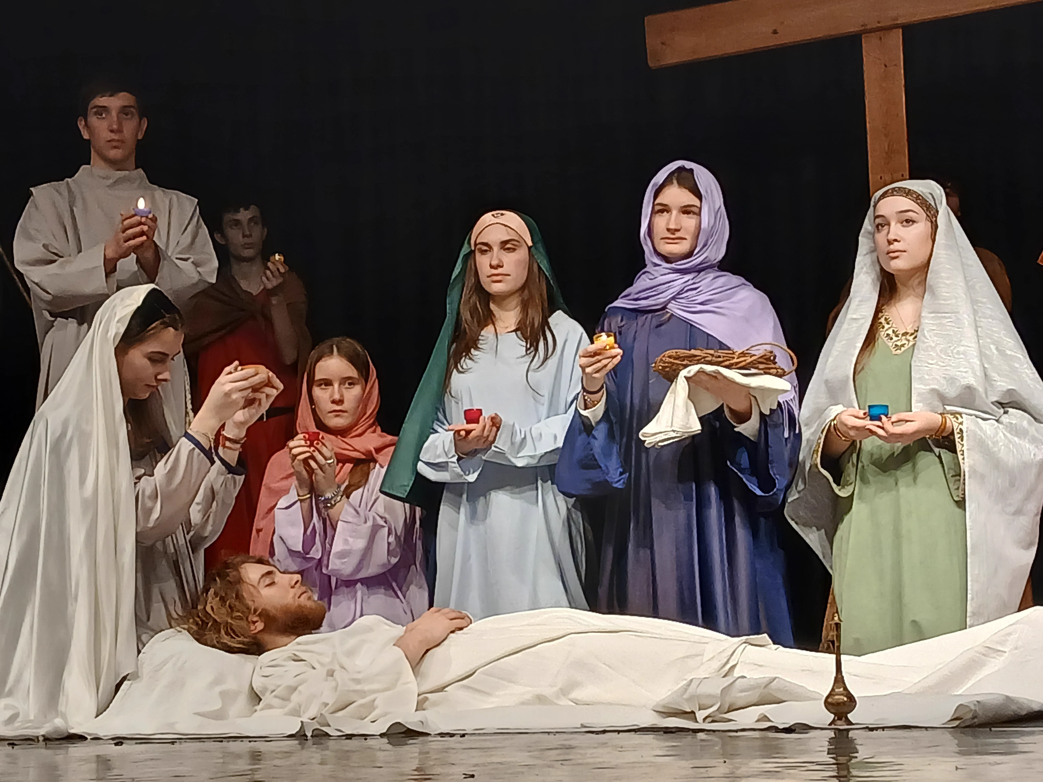 Representation de la Passion avec les lycéens du Cours Saint-François de Sales-Troyes et remise de la croix