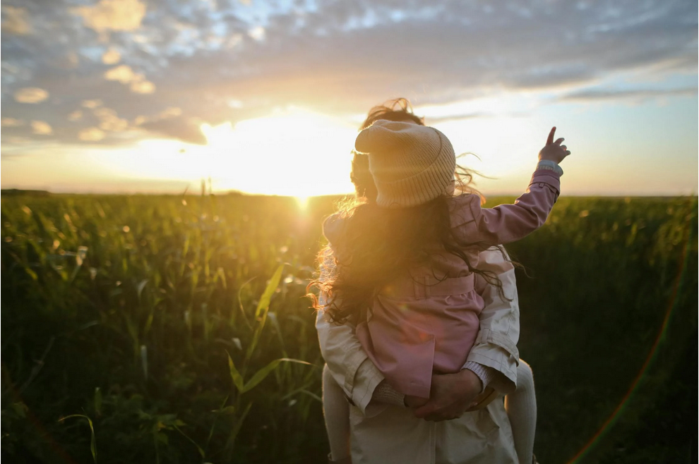 Screenshot 2025 03 31 at 07 39 42 mere et fille sur l herbe photo gratuite