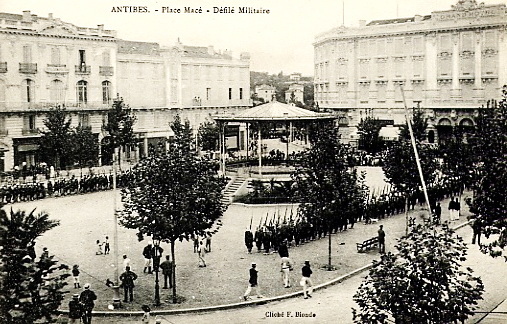 1-Place-Mace-Defile-Militaire