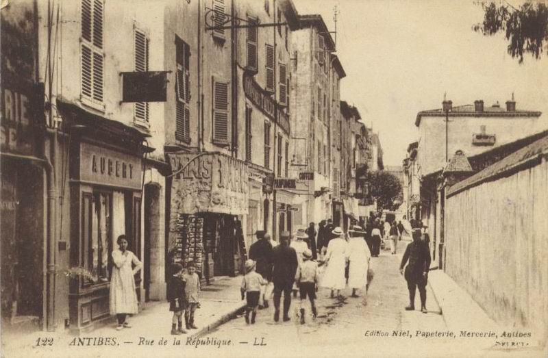 6-Rue-de-la-Republique-et-mur-de-l-arsenal