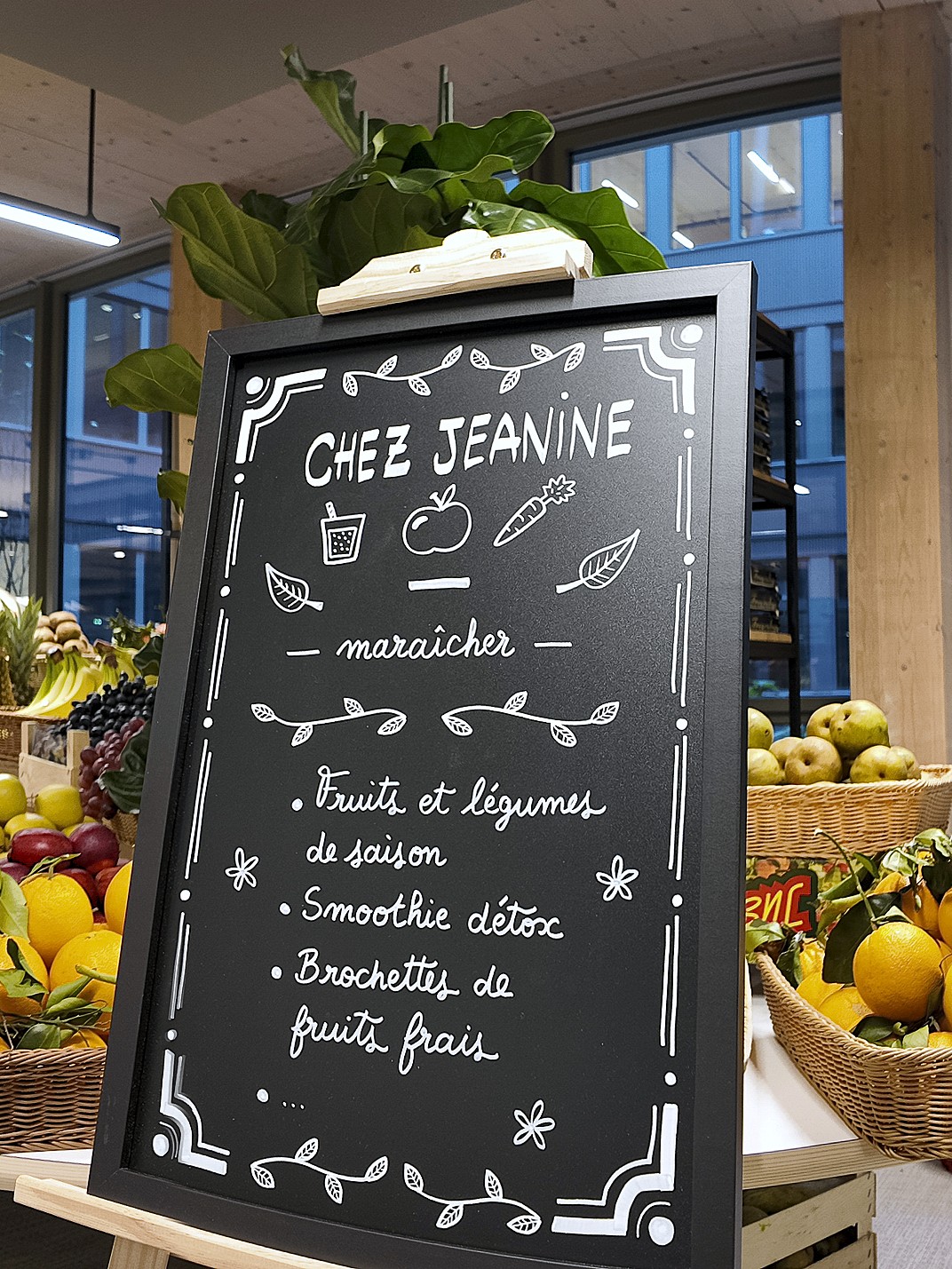 Ardoise décorée pour la présentation du stand d'un maraîcher lors d'un marché de producteurs. Une belle écriture et des illustrations des produits permettent de bien identifier le stand.