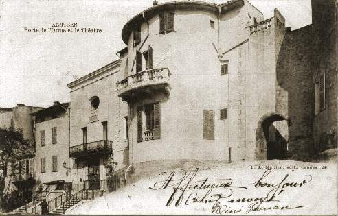 2-Porte-de-l-Orme-et-le-Theatre