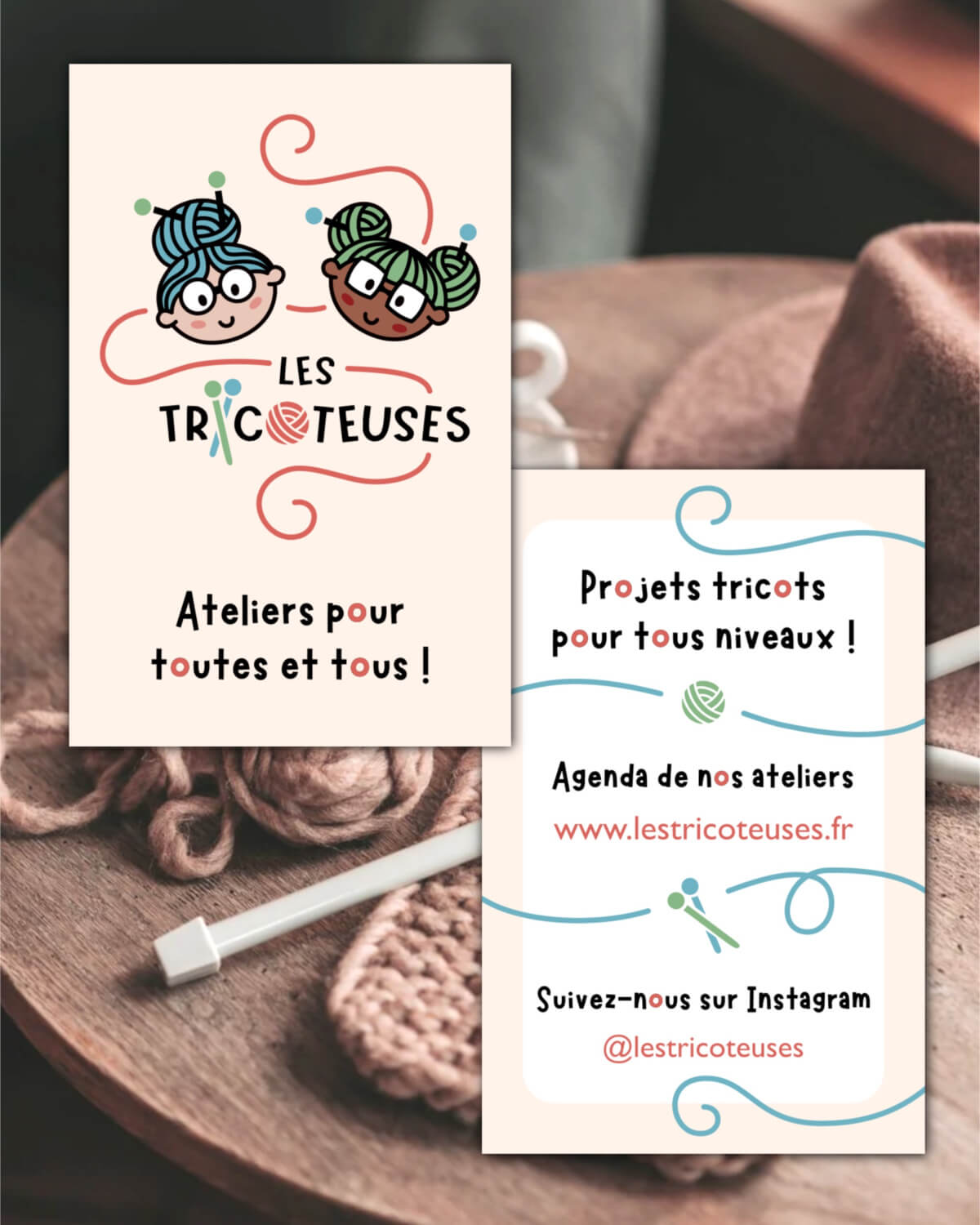 Mock-up d'une carte de visite pour un club de tricot, dans un style enfantin, mignon et coloré, reprenant l'élément des pelotes de laines comme coiffure des créatrices.