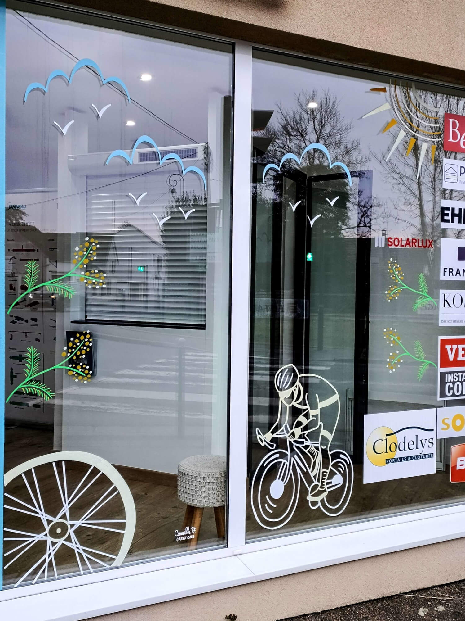 Vitrine peinte dans les Yvelines sur le thème de la course cyclise Paris-Nice