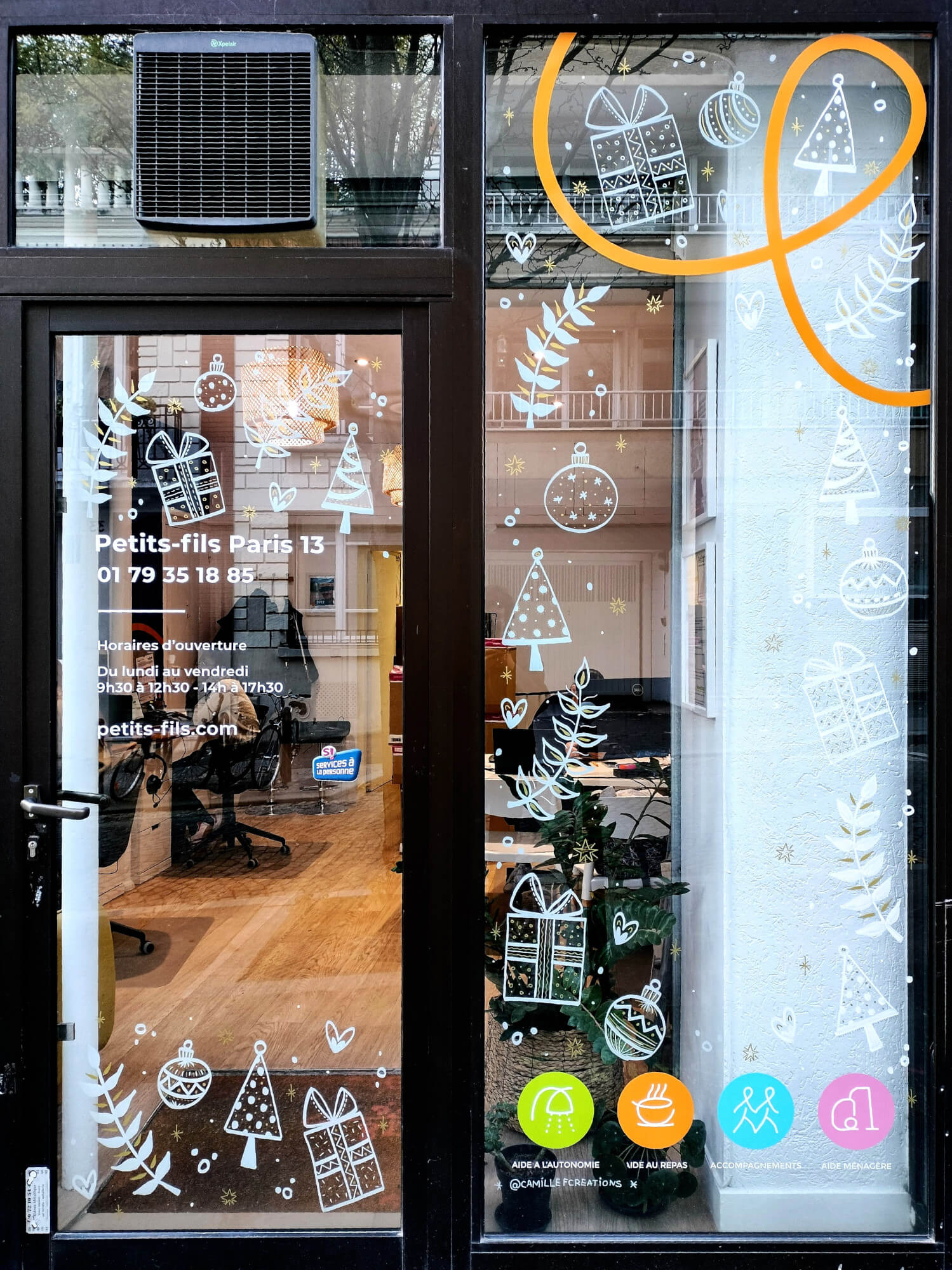 Peinture sur vitrine pour une boutique à Paris (75) sur le thème de Noël