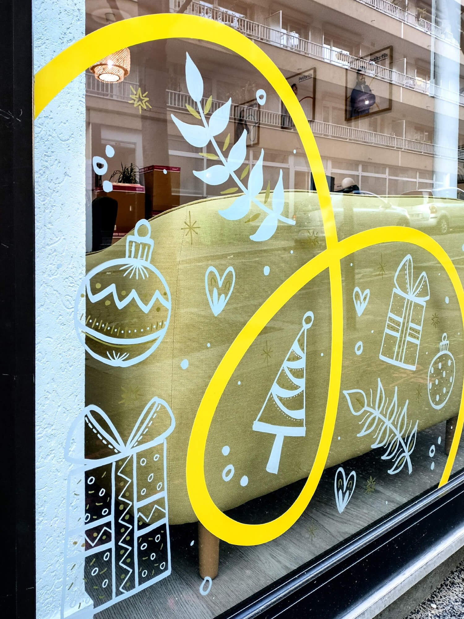 Peinture sur vitrine Paris Camille F Créations sur le thème de Noël pour une agence de service à la personne