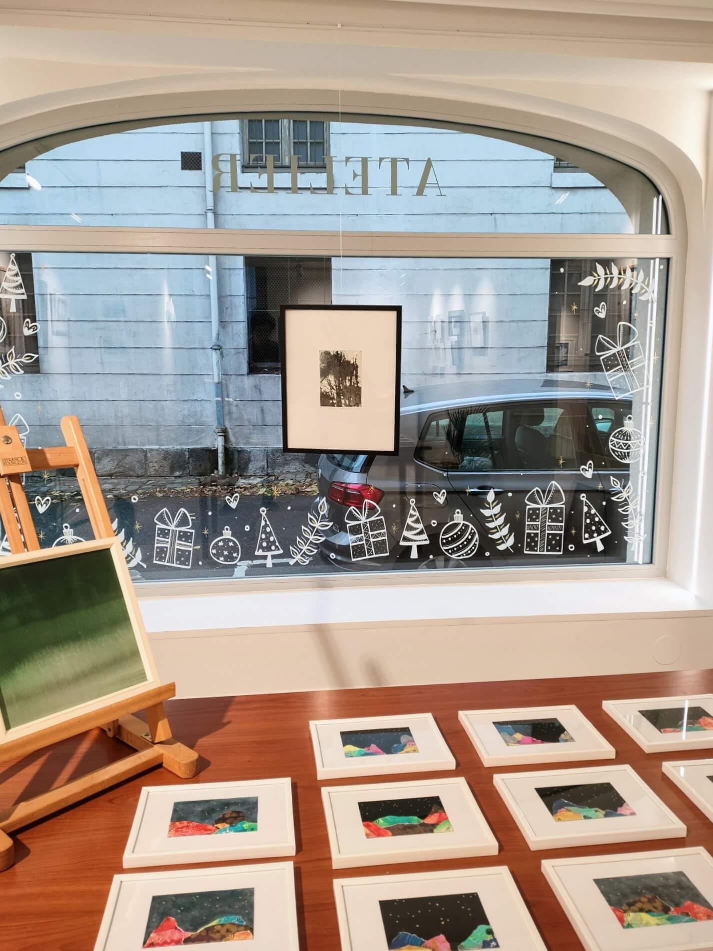 Peinture sur vitrine sur le thème de Noël dans une Galerie d'art à Rambouillet dans les Yvelines (78)