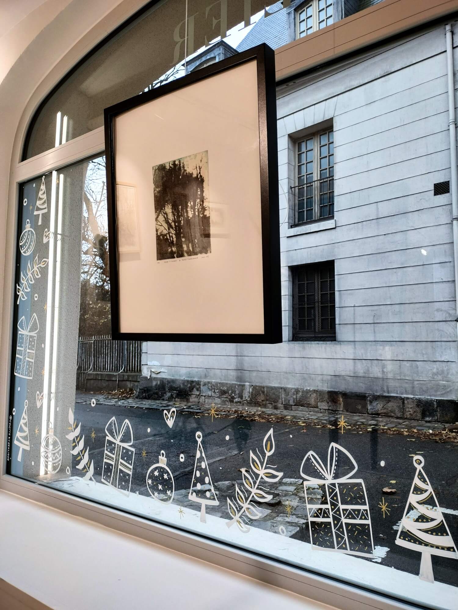 Peinture sur vitrine dans une galerie d'art à Rambouillet (78)