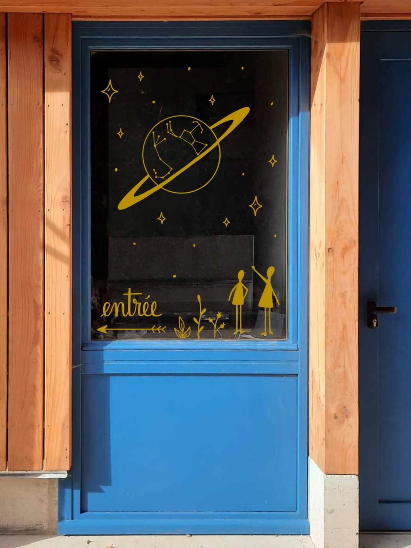 Peinture sur vitrine en doré pour une entreprise d'astronomie dans le Morvan.