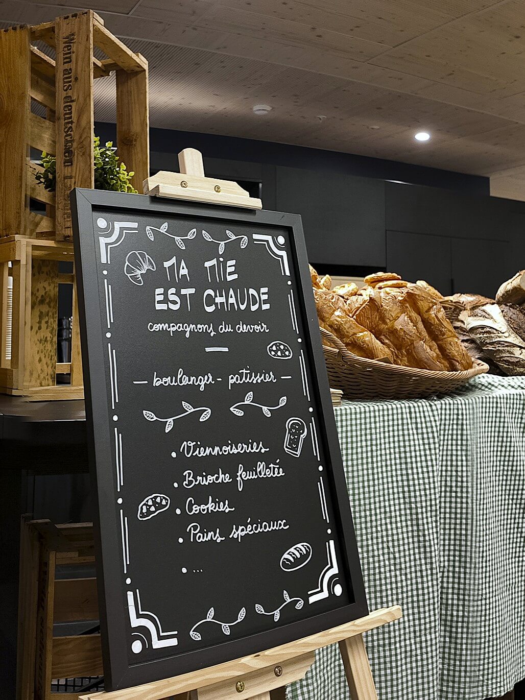 Ardoise décorée d'une boulangerie pour présentation de stand lors d'un marché de producteurs. L'ardoise est entièrement dessinée à la main.