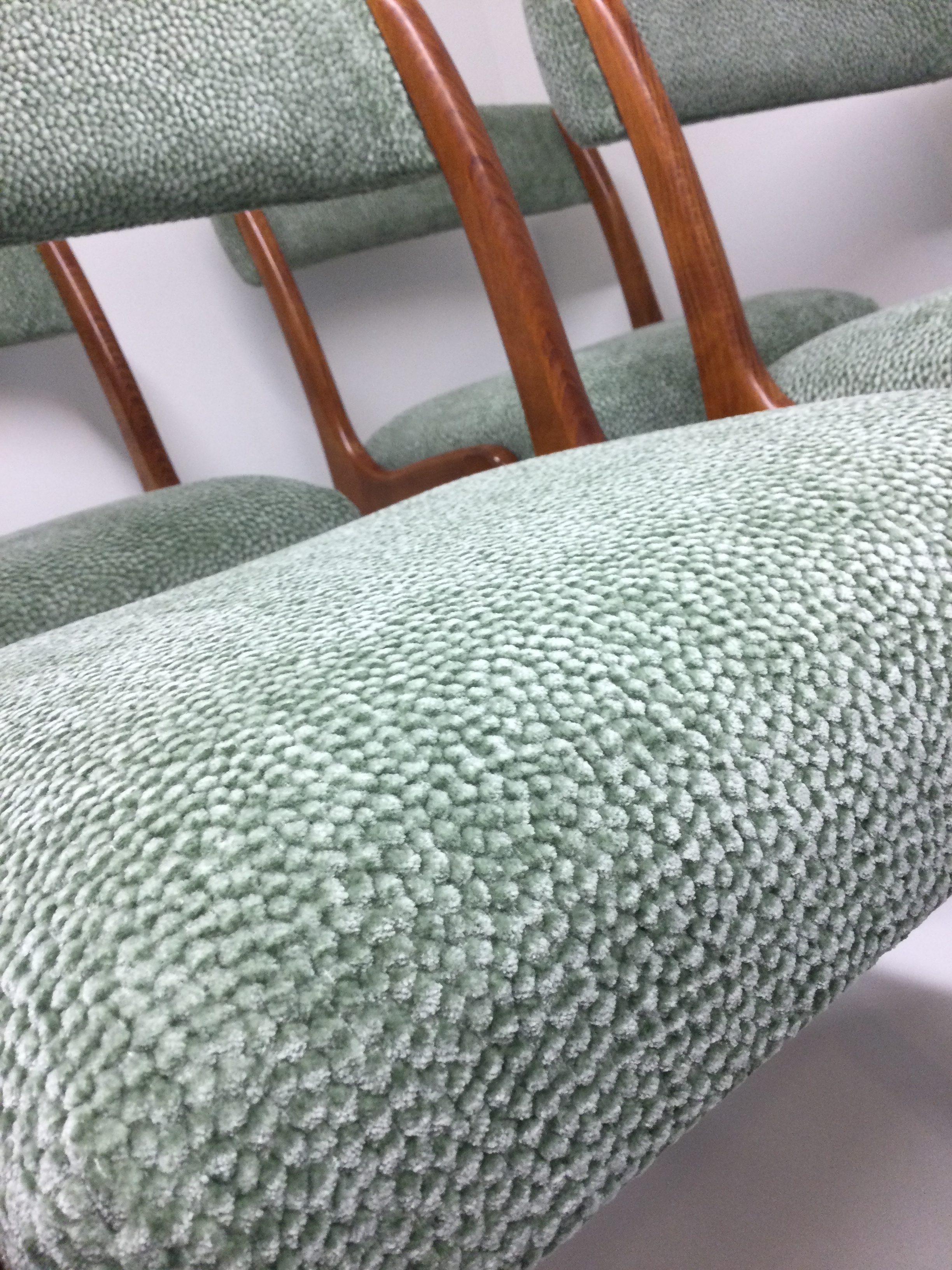 Atelier les renaissances tapissier decorateur relookingmeuble refectionfauteuil restauration fauteuil ebeniste saint medard en jalles bordeaux lacanau eysines tissu chaise