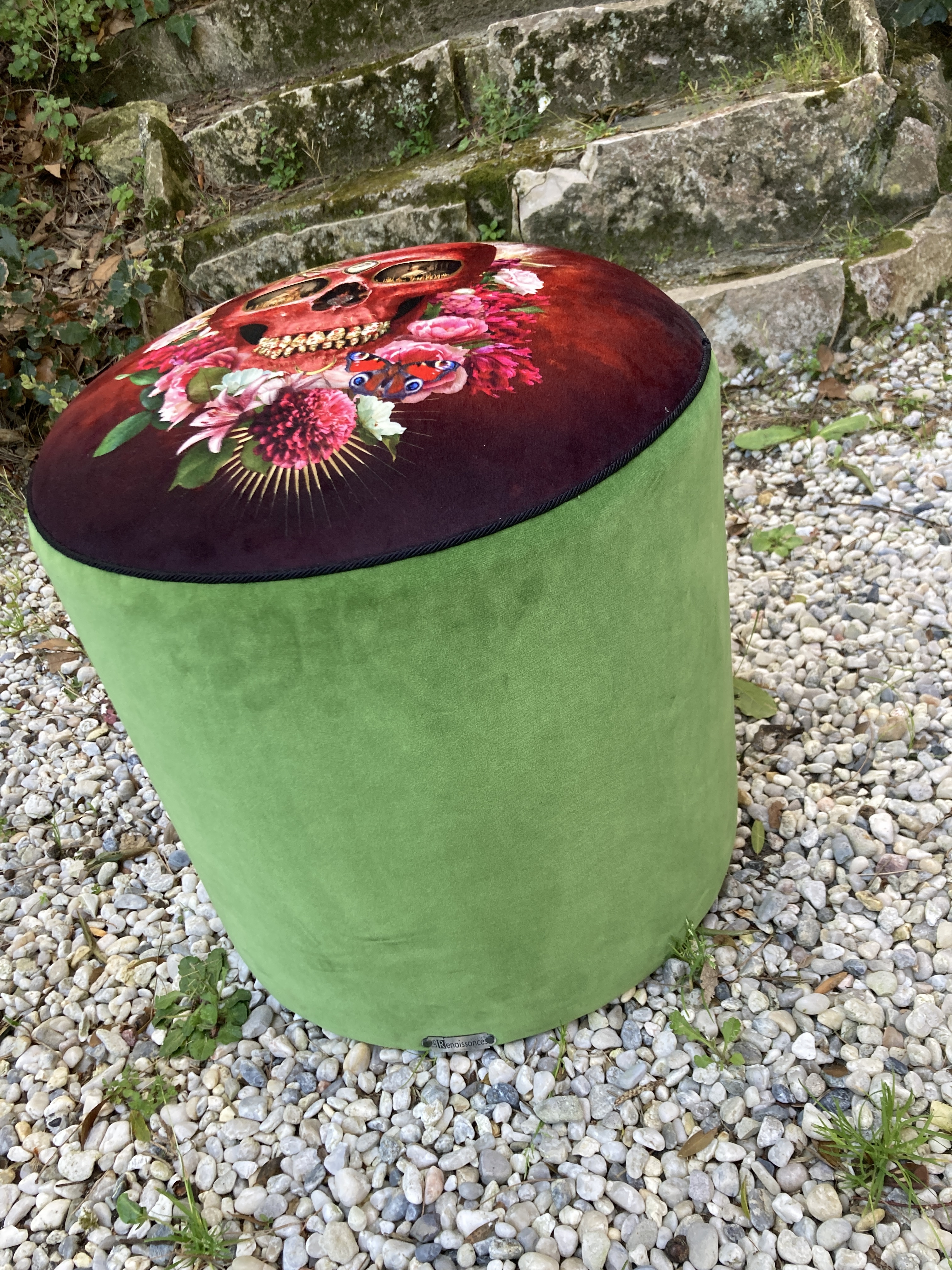 Img 4459 atelier les renaissances tapissierdecorateur bordeaiux saintmedardenjalles arcachon lacanau tapissier relookingmeuble refectionfaiteuil creationunique fabricationfrancaise pouf creatrionunique